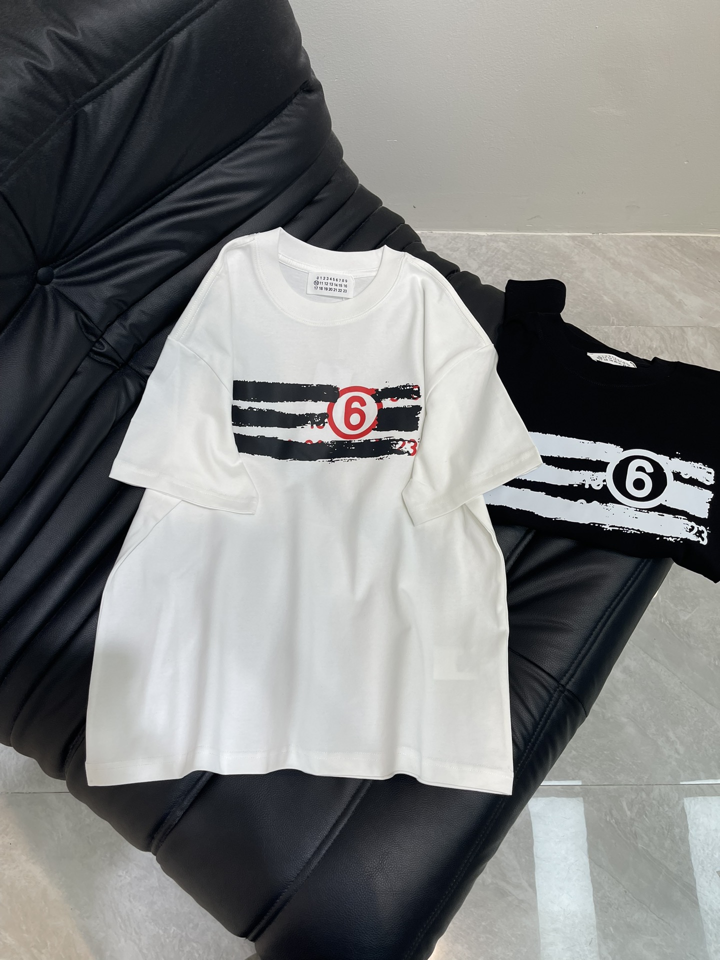 NO:428573,Maison Margeil* 25 new MM6 digital fun picture series Personalized avant-garde single-piece round neck short-sleeved T-shirt, front digital printing, fashionable and high-end double-yarn worsted cotton fabric, loose oversize style, same style for men and women, exquisite and versatile. S-XL,,masion margiela,masion margiela,versace,T-shirt,tees,t-shirt,alexander wang19860909Maison Margeil*马吉拉25新款MM6数码趣图系列 个性前卫单品圆领短袖T恤,前幅数码印花,时尚又高级双纱精纺全棉面料,宽松oversize版型,男女同款,精致百搭.S-XL,,masion margiela,masion margiela,versace,T-shirt,tees，t-shirt,alexander wang,Women's clothing