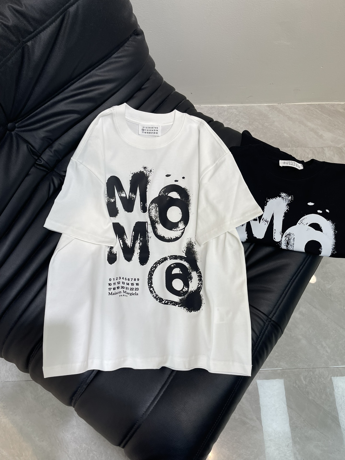 NO:428563,Maison Margeil* 25 new MM6 digital fun picture series Personalized avant-garde single-piece round neck short-sleeved T-shirt, front spray print, fashionable and high-end double-yarn worsted cotton fabric, loose oversize style, same style for men and women, exquisite and versatile. S-XL,,masion margiela,masion margiela,versace,T-shirt,tees,t-shirt,alexander wang19860909Maison Margeil*马吉拉25新款MM6数码趣图系列 个性前卫单品圆领短袖T恤,前幅喷绘印花,时尚又高级双纱精纺全棉面料,宽松oversize版型,男女同款,精致百搭.S-XL,,masion margiela,masion margiela,versace,T-shirt,tees，t-shirt,alexander wang,Women's clothing