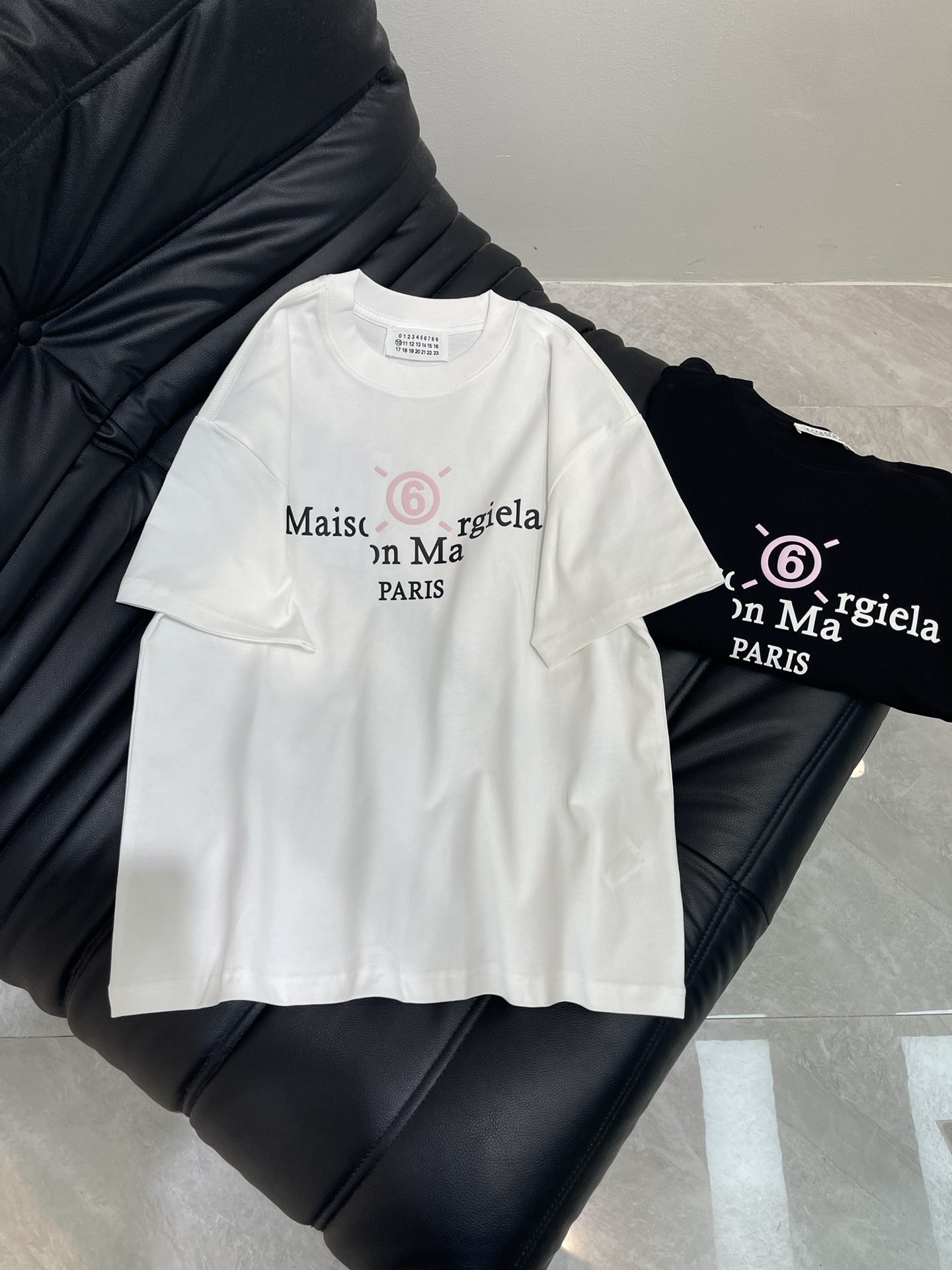 NO:428578,Maison Margeil* 25 new MM6 personality avant-garde single-piece round neck T-shirt, front flocking printing process, fashionable and high-end double-yarn worsted cotton fabric, loose oversize style, same style for men and women, exquisite and versatile. S-XL,,masion margiela,masion margiela,versace,tees,t-shirt,alexander wang19860909Maison Margeil*马吉拉25新款MM6个性前卫单品圆领T恤,前幅植绒印花工艺,时尚又高级双纱精纺全棉面料,宽松oversize版型,男女同款,精致百搭.S-XL,,masion margiela,masion margiela,versace,tees，t-shirt,alexander wang,Women's clothing