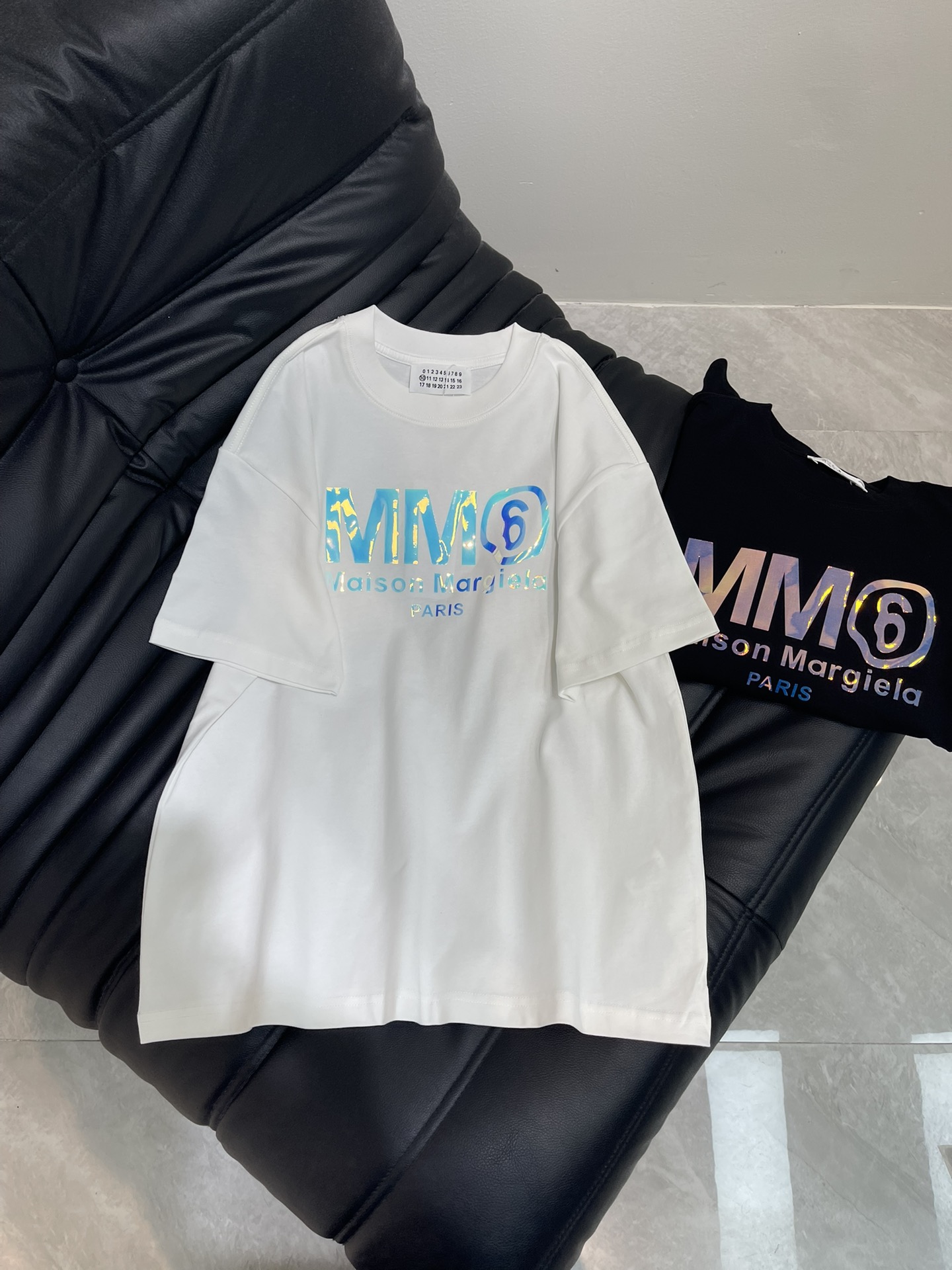 NO:428583,Maison Margeil* 25 new MM6 personality avant-garde single-piece round neck short-sleeved T-shirt, adopting a colorful color change process, fashionable and high-end double-yarn worsted cotton fabric, loose oversize style, same style for men and women, exquisite and versatile. S-XL,,masion margiela,masion margiela,versace,T-shirt,tees,t-shirt,alexander wang19860909Maison Margeil*马吉拉25新款MM6个性前卫单品圆领短袖T恤,采用幻彩变色工艺,时尚又高级双纱精纺全棉面料,宽松oversize版型,男女同款,精致百搭.S-XL,,masion margiela,masion margiela,versace,T-shirt,tees，t-shirt,alexander wang,Women's clothing