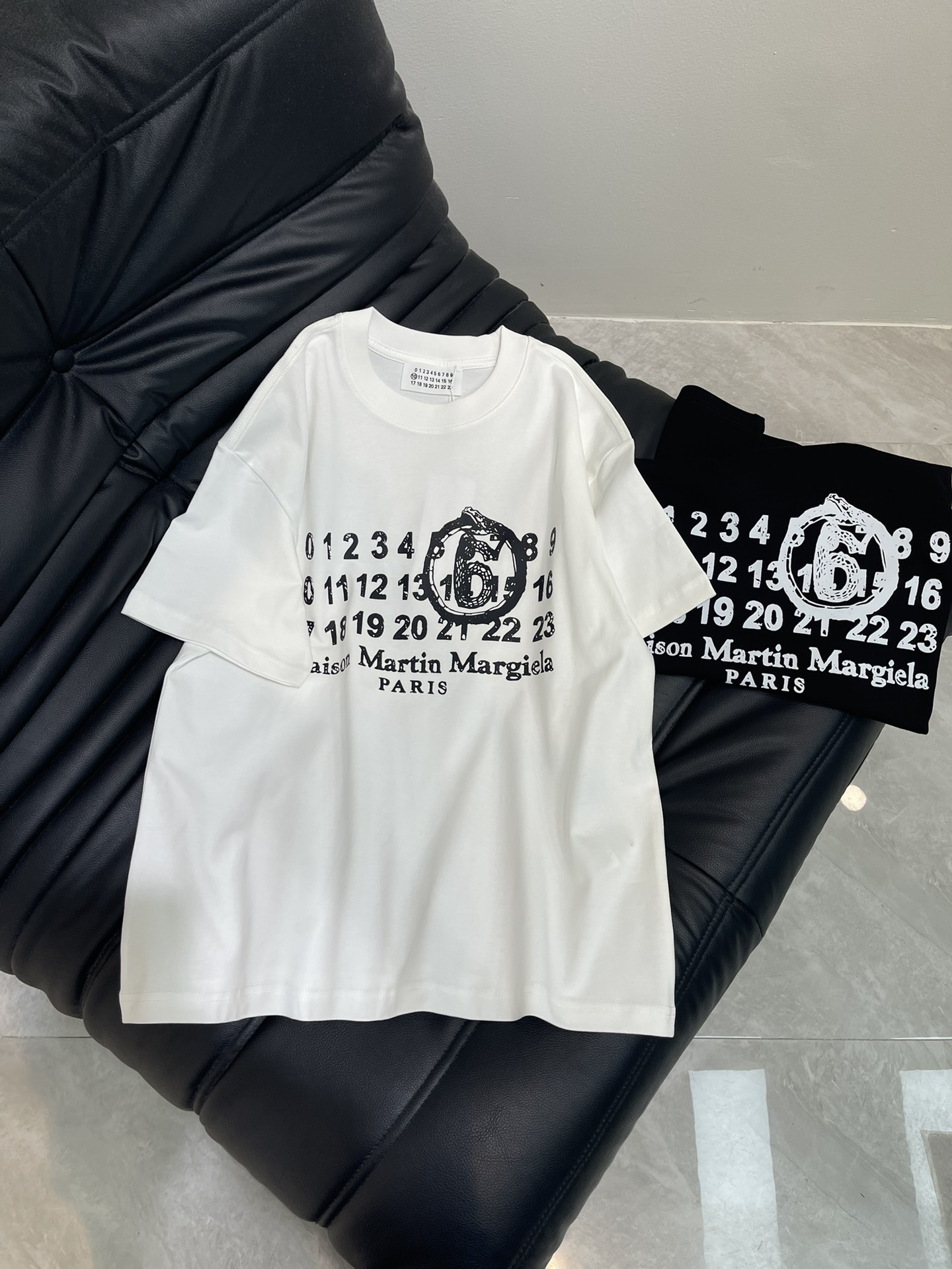 NO:428557,Maison Margeil* 25 new MM6 digital fun picture series Personalized avant-garde single-piece round neck short-sleeved T-shirt, digital printing on the front and back, fashionable and high-end double-yarn worsted cotton fabric, loose oversize style, same style for men and women, exquisite and versatile. S-XL,,masion margiela,masion margiela,versace,T-shirt,tees,t-shirt,alexander wang19860909Maison Margeil*马吉拉25新款MM6数码趣图系列 个性前卫单品圆领短袖T恤,前后幅数码印花,时尚又高级双纱精纺全棉面料,宽松oversize版型,男女同款,精致百搭.S-XL,,masion margiela,masion margiela,versace,T-shirt,tees，t-shirt,alexander wang,Women's clothing