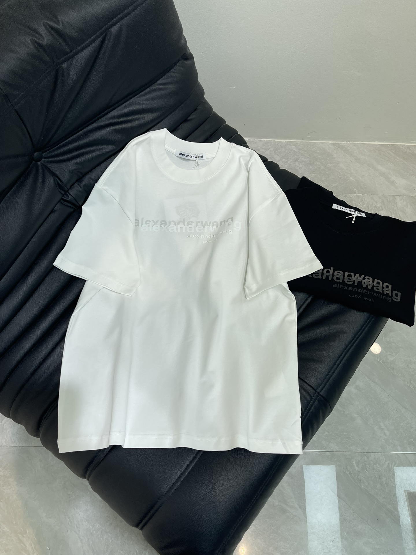 NO:428551,Alexanderwan* King 25 new personalized avant-garde single-piece round neck short-sleeved T-shirt, digital front print, fashionable and high-end double-yarn worsted cotton fabric, loose oversize style, same style for men and women, exquisite and versatile. S-XL, versace, alexander wang, T-shirt, tees, t-shirt, alexander wang19860909Alexanderwan*大王25新款个性前卫单品圆领短袖T恤,前幅数码印花,时尚又高级双纱精纺全棉面料,宽松oversize版型,男女同款,精致百搭.S-XL,,versace,alexander wang,T-shirt,tees，t-shirt,alexander wang,Women's clothing