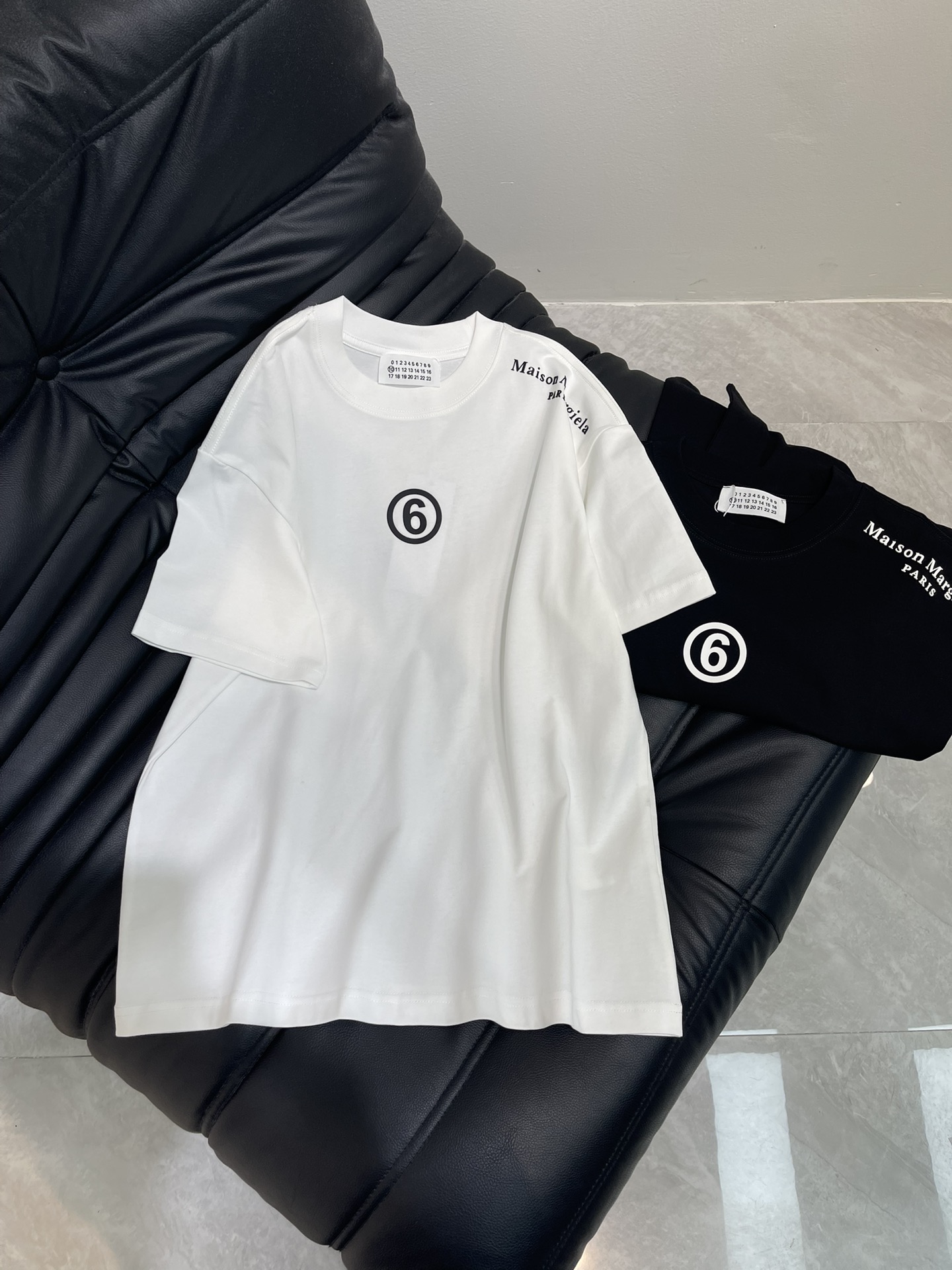 NO:428588,Maison Margeil* 25 new MM6 personality avant-garde single-piece round neck short-sleeved T-shirt, front thick plate three-dimensional laser flowering process, fashionable and high-end double-yarn worsted cotton fabric, loose oversize style, same style for men and women, exquisite and versatile. S-XL,,masion margiela,masion margiela,versace,T-shirt,tees,t-shirt,alexander wang19860909Maison Margeil*马吉拉25新款MM6个性前卫单品圆领短袖T恤,前幅厚板立体激光烧花工艺,时尚又高级双纱精纺全棉面料,宽松oversize版型,男女同款,精致百搭.S-XL,,masion margiela,masion margiela,versace,T-shirt,tees，t-shirt,alexander wang,Women's clothing