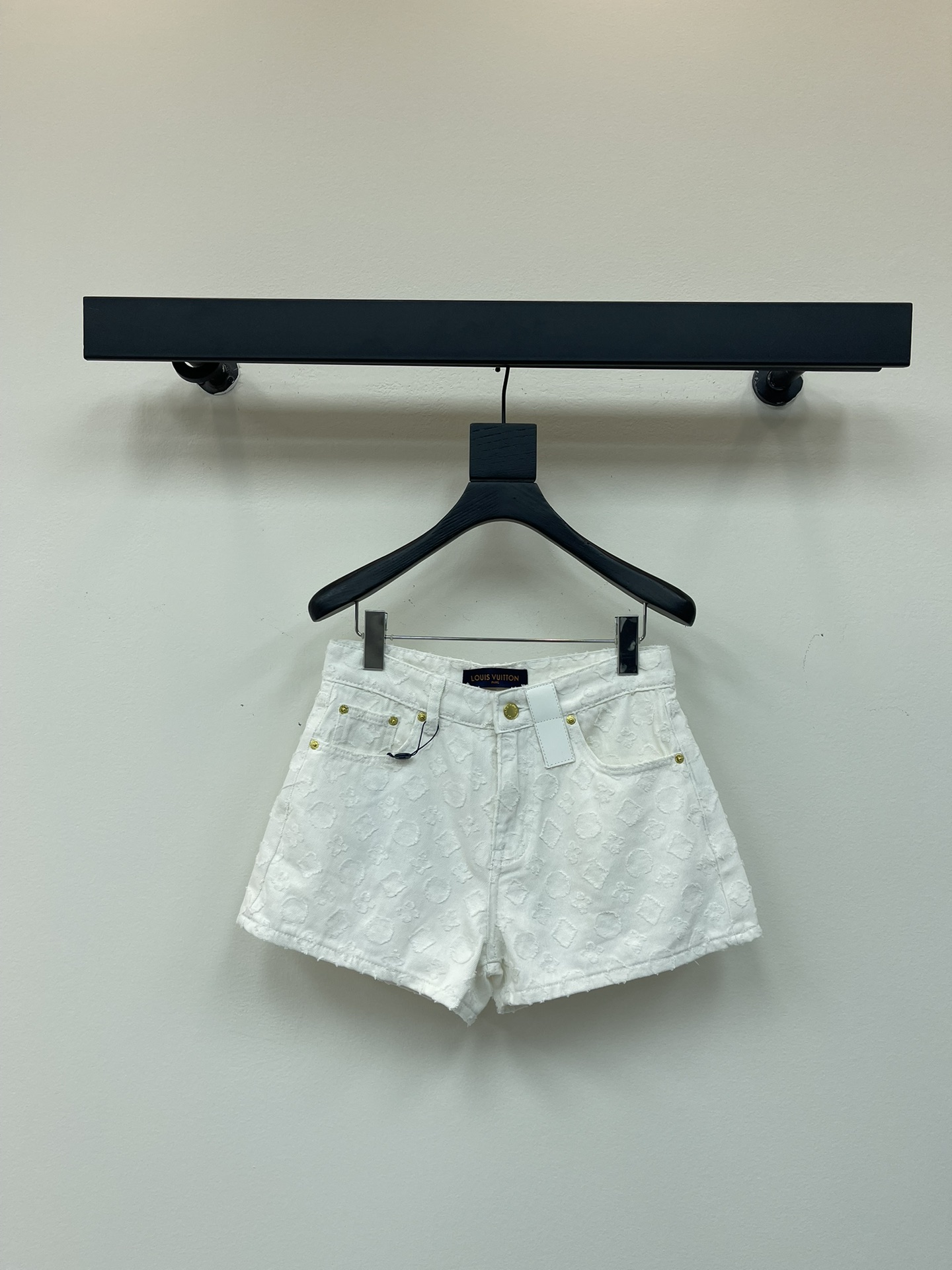 NO:429131,Louis Vuitto*25 new full-print jacquard white shorts Customized YB twill cotton fabric Jacquard full-print design Good breathability Soft and skin-friendly High waist zippered symmetrical pockets Three-dimensional jacquard texture highlights style Full of light luxury The upper body is fashionable and high-end, slimming and long legs versatile tool Not to pick people to wear, can be controlled by any body SML,,louis vuitton, shorts,alexander wang19860909Louis Vuitto*25新款满印提花白色短裤 定制YB斜纹棉面料 提花满印设计 透气性佳 柔软亲肤 高腰拉链对称口袋 立体提花肌理彰显格调 轻奢感十足 上身时髦又高级 显瘦显腿长 百搭利器 不挑人穿 任何身形都可驾驭 SML,,louis vuitton,shorts,alexander wang,Women's clothing