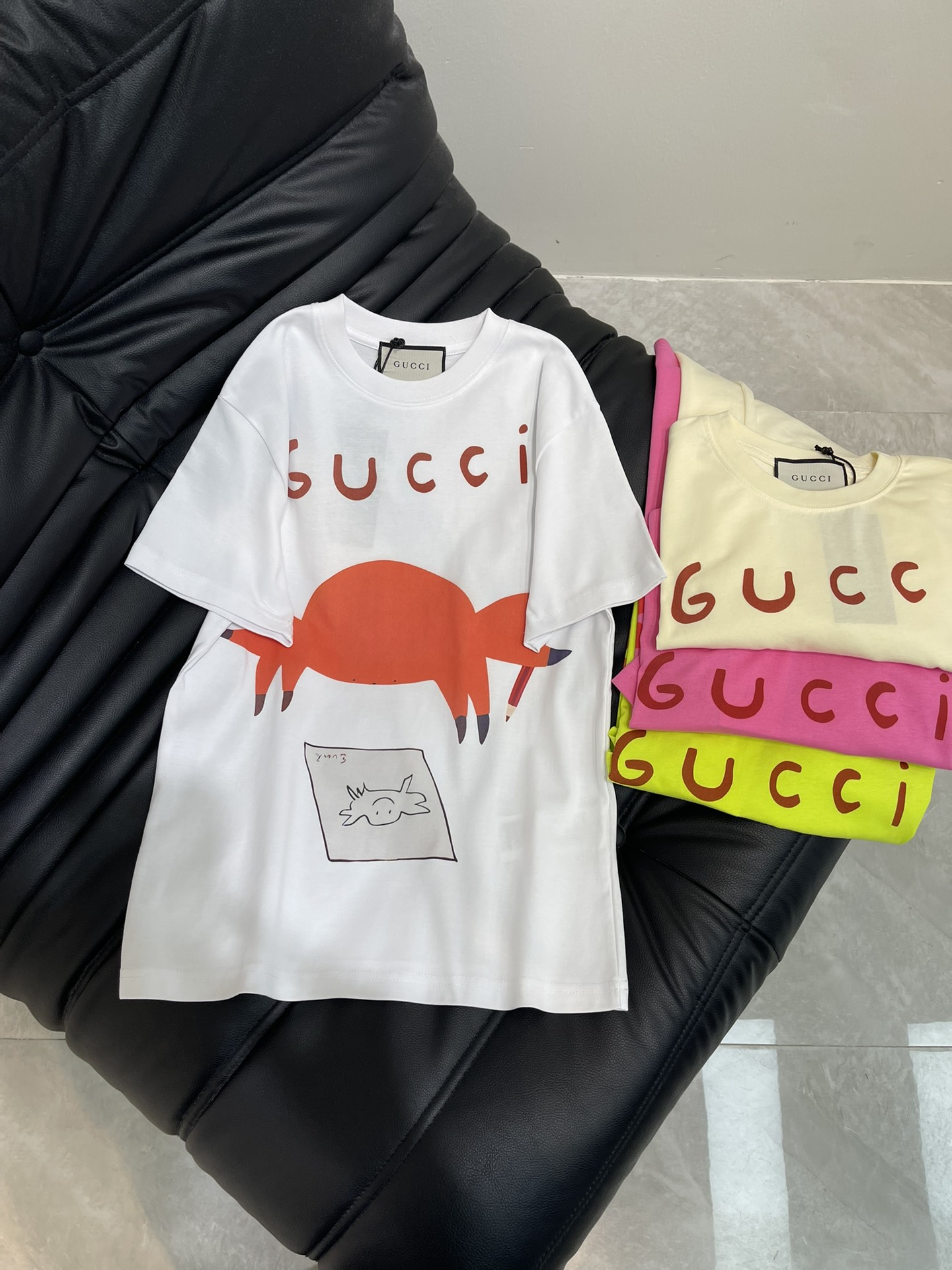 NO:428593,Gucc*25 Spring and Summer New Digital Alphabet Crab Short-sleeved T-shirt. Imported pure cotton fabric, the classic style is versatile and not picky, and the upper body is very beautiful!  SML, gucci, T-shirt,tees,t-shirt,alexander wang19860909Gucc*25春夏新款数码字母螃蟹短袖T恤.进口纯棉面料,经典版型百搭不挑人,上身非常漂亮！ SML,,gucci,T-shirt,tees，t-shirt,alexander wang,Women's clothing