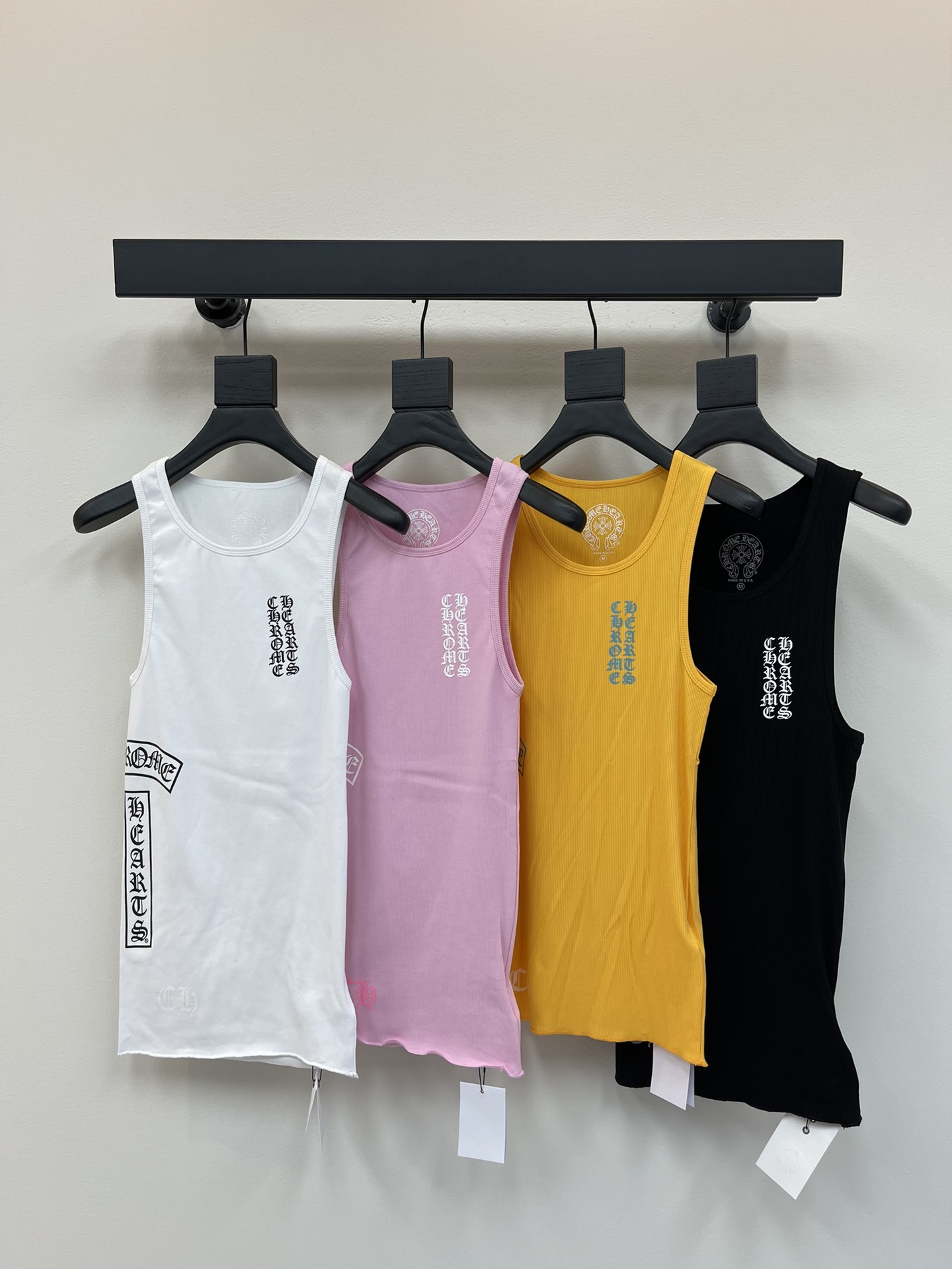 NO:429143,Chrome Heart* new vest, you can stack it as a vest or pull it down as a skirt. The upper body looks super good, wear multiple clothes, dopamine color, and layer it looks very good. It really perfectly shows the figure, with a hint of pure desire, the fabric is very comfortable, and the lower body is paired with a mid-tube sock is very good to echo the style. Who says this set is not a pure desire ceiling, and it is fashionable and desirable, who can not love it. SML, chrome hearts, chrome hearts, skirts, alexander wang19860909Chrome Heart*克罗心新款背心,可以堆积起来当背心穿,也可以拉下来当裙子 上身超级好看, 一衣多穿,多巴胺色系,叠穿也很好看,真真是完美的显现出了身材,有一丝纯欲的感觉,面料舒适度很不错,下身配一件中筒透袜很好的呼应风格,单穿这套谁说不是纯欲吊顶啊,又潮又欲谁能不爱. 码数SML,,chrome hearts,chrome hearts,skirts,alexander wang,Women's clothing