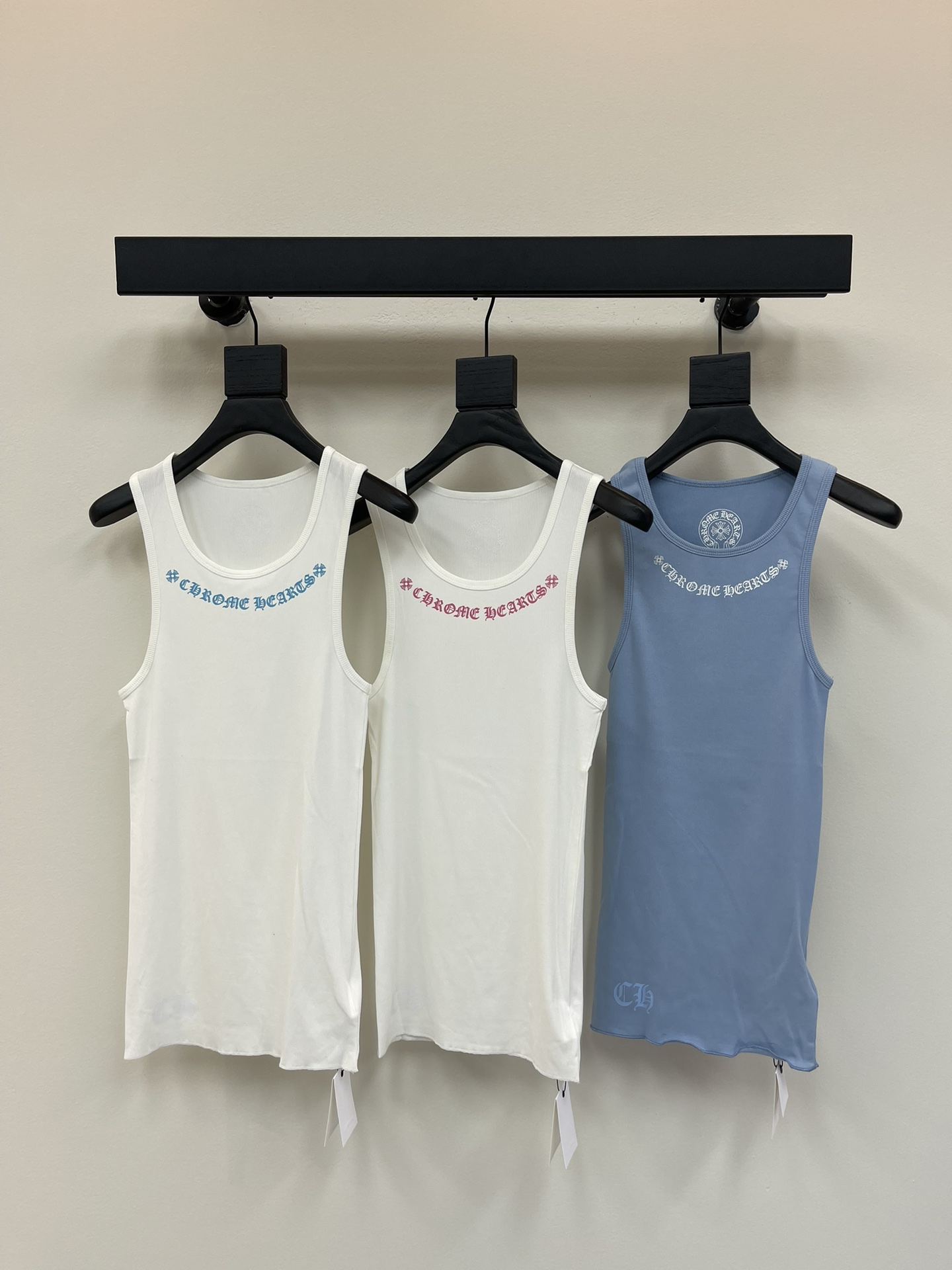 NO:429155,Chrome Heart* new vest, you can stack it as a vest or pull it down as a skirt. The upper body looks super good, wear multiple clothes, dopamine color, and layer it also looks very good. It really perfectly shows the figure, with a hint of pure desire, the fabric is very comfortable, and the lower body is paired with a mid-tube sock is very good to echo the style. Who says this set is not a pure desire ceiling, and it is fashionable and desirable, who can not love it. SML, chrome hearts, chrome hearts, skirts, alexander wang19860909Chrome Heart*克罗心新款背心,可以堆积起来当背心穿,也可以拉下来当裙子 上身超级好看, 一衣多穿,多巴胺色系,叠穿也很好看,真真是完美的显现出了身材,有一丝纯欲的感觉,面料舒适度很不错,下身配一件中筒透袜很好的呼应风格,单穿这套谁说不是纯欲吊顶啊,又潮又欲谁能不爱. 码数SML,,chrome hearts,chrome hearts,skirts,alexander wang,Women's clothing