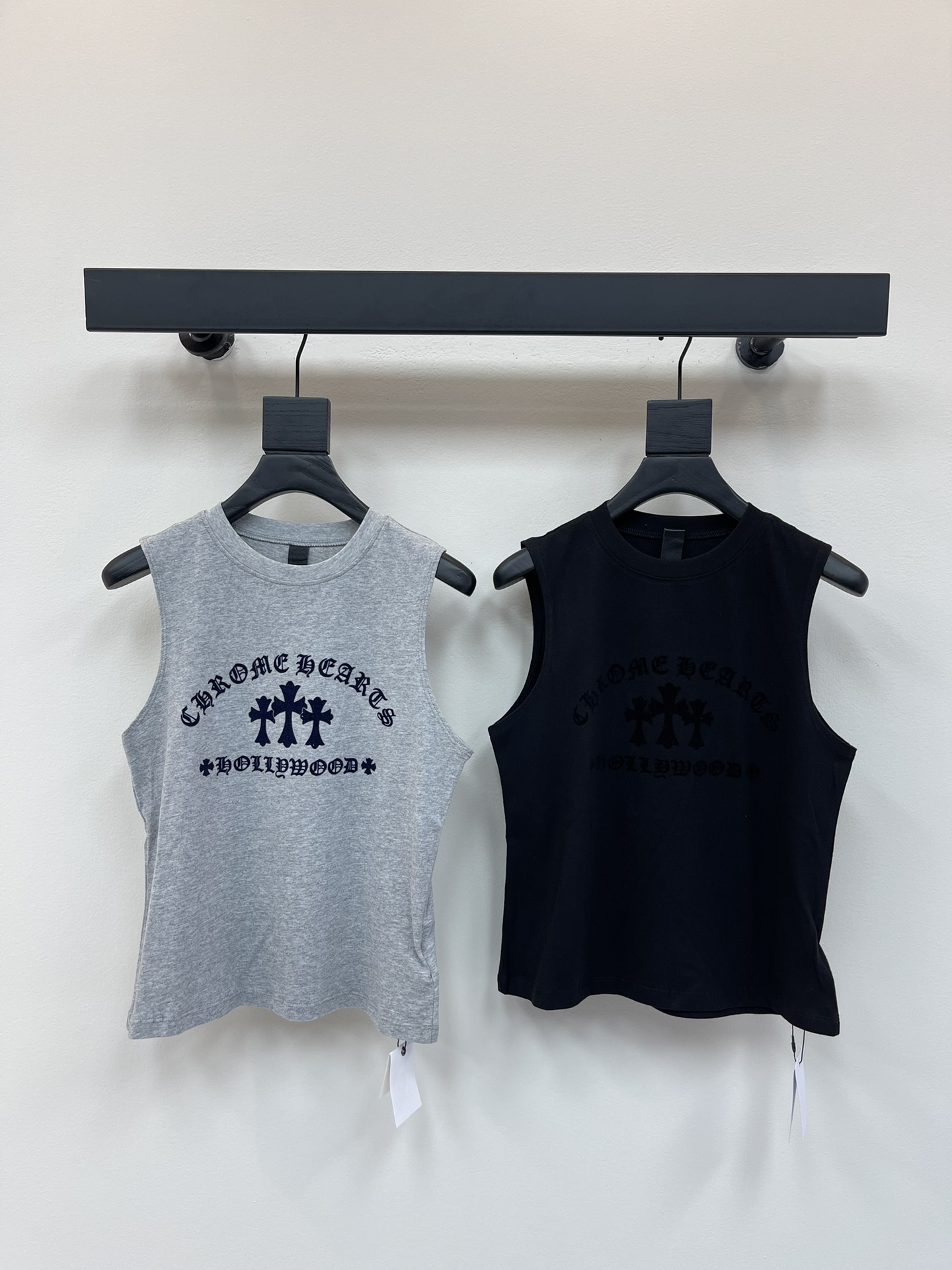 NO:429161,Chrome Heart* new cross flocking printed vest. The fabric is comfortable and soft, skin-friendly and breathable. The chest is decorated with the iconic Sanskrit cross embellishment, flocking printing technology, and the slim fit style shows the body proportions. It is versatile and not picky!  SML, chrome hearts, chrome hearts, alexander wang19860909Chrome Heart*克罗心新款十字架植绒印花背心.面料舒适柔软,亲肤透气,胸前饰以标志性梵文十字架点缀,植绒印花工艺,修身版型显身材比例,百搭不挑人！SML,,chrome hearts,chrome hearts,alexander wang,Women's clothing