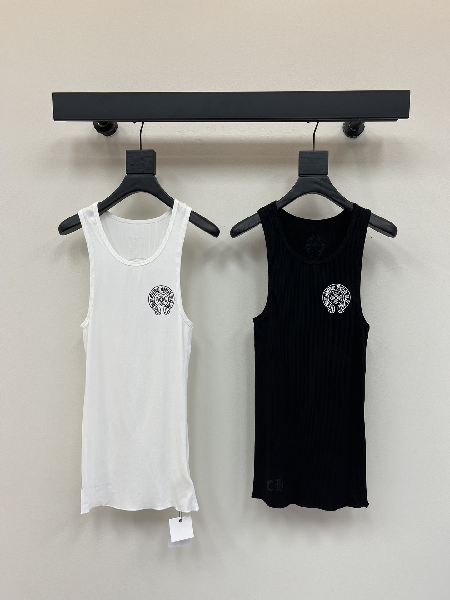 NO:429149,Chrome Heart* new color matching cross horseshoe print suspender short skirt vest, which feels like an I-shaped vest skirt, looks good, the overall skirt is a little short, I think there are other sisters who wear short skirts and shorts as top to wear, which is also very good. This is a hot girl style. Horseshoe print is super classic and durable. A skirt that will never get out of date for long to wear, and is also excellent as a base. SML, chrome hearts, chrome hearts, skirts, shorts, alexander wang19860909Chrome Heart*克罗心新款配色十字架马蹄印花吊带短裙背心,有点工字背心裙的感觉,显得身材很好,整体裙长有一点点短,我看还有其他姐妹下面配个短裙短裤当作top来穿也很好看,这款是比较辣妹的风格,马蹄印花超级经典耐看,穿多久都不会过时的一条裙子,当作打底也很优秀. 码数SML,,chrome hearts,chrome hearts,skirts,shorts,alexander wang,Women's clothing