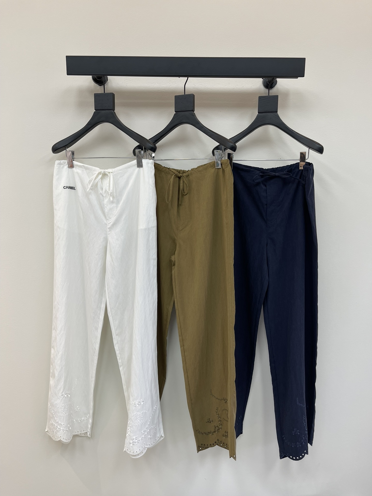 NO:429167,Chane*25 new small fragrance drawstring embroidered wide-leg trousers customized with YB imported Tianshi cotton material, obvious texture, smooth and comfortable drawstring wide-leg trousers cut with double C letter logo on the front waist and hips to create highlights highlights the brand style. The waist is surrounded by drawstrings to adjust elasticity. The trouser legs are embroidered with hollowed out. Full of personality and creativity. Highlights the slack feeling of old money. SML, chanel, alexander wang19860909Chane*25新款小香抽绳绣花阔腿长裤 定制YB进口天丝棉材质 肌理明显 垂顺舒适 抽绳阔腿长裤裁剪 前侧腰胯点缀双C字母徽标 打造亮点 凸显品牌格调 腰间环绕抽绳调节松紧 裤腿绣花镂空处理 充满个性和创意 凸显穿搭老钱松弛感 SML,,chanel,alexander wang,Women's clothing