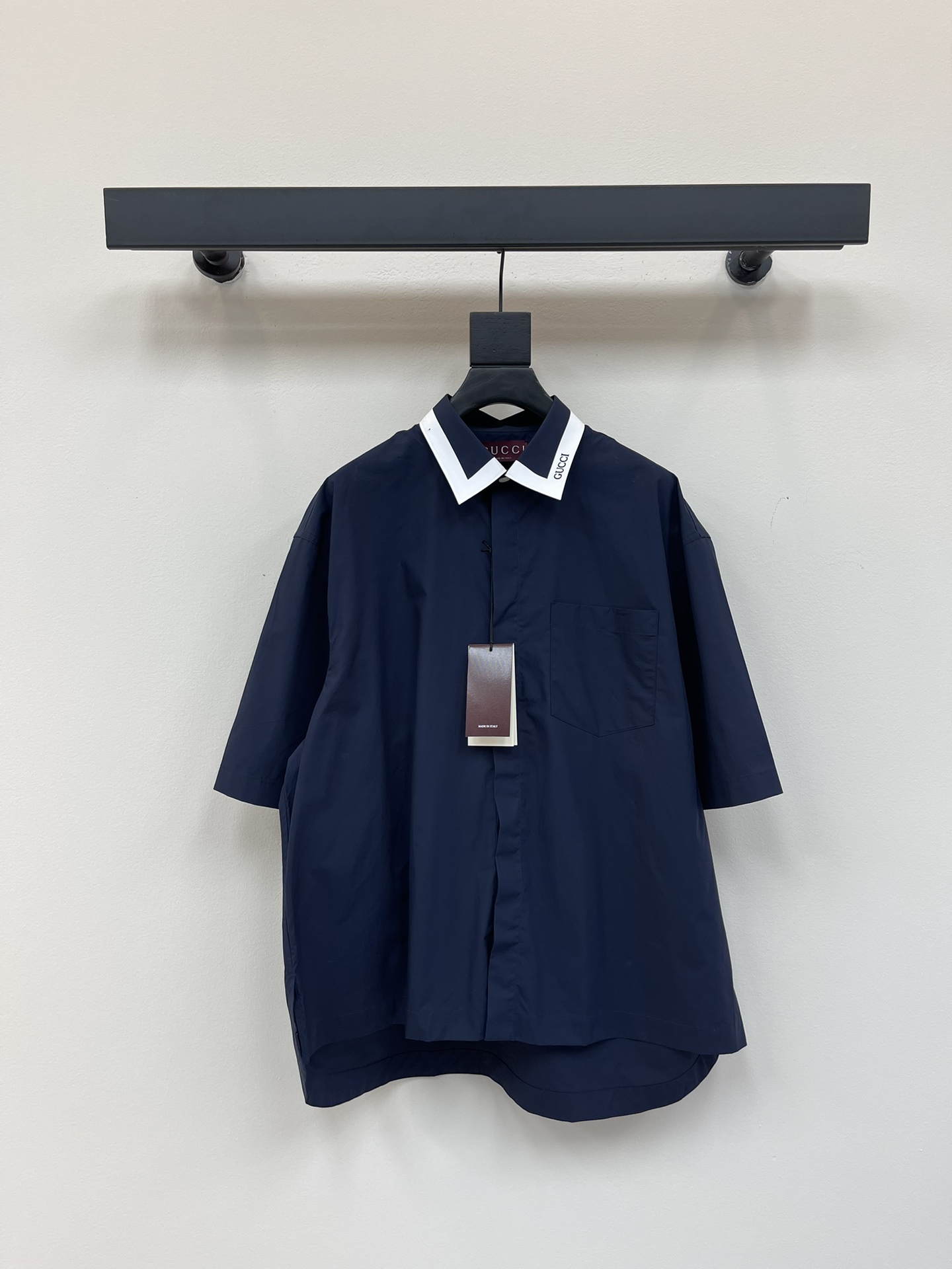 NO:433559,Gucci exclusively offers new fashion and casual short-sleeved shirts. Imported original fabrics are soft and comfortable, comfortable and breathable on the upper body, and a unique design style. Whether worn alone or matched, they are all versatile items, demonstrating the personality of young people. The original auxiliary materials are of extremely high grade and are very handsome on the upper body!  Number of codes 38-42, gucci,gucci,shirts,T-shirt,alexander wang19860909Gucci古驰独家专供新品时尚休闲短袖衬衫 进口原版面料,柔软舒适,上身舒适透气,独特设计风格,无论是单穿还是搭配,都是百搭单品,彰显了年轻人的个性,原版辅料,档次极高,上身帅气十足！码数38-42,,gucci,gucci,shirts,T-shirt,alexander wang,Women's clothing