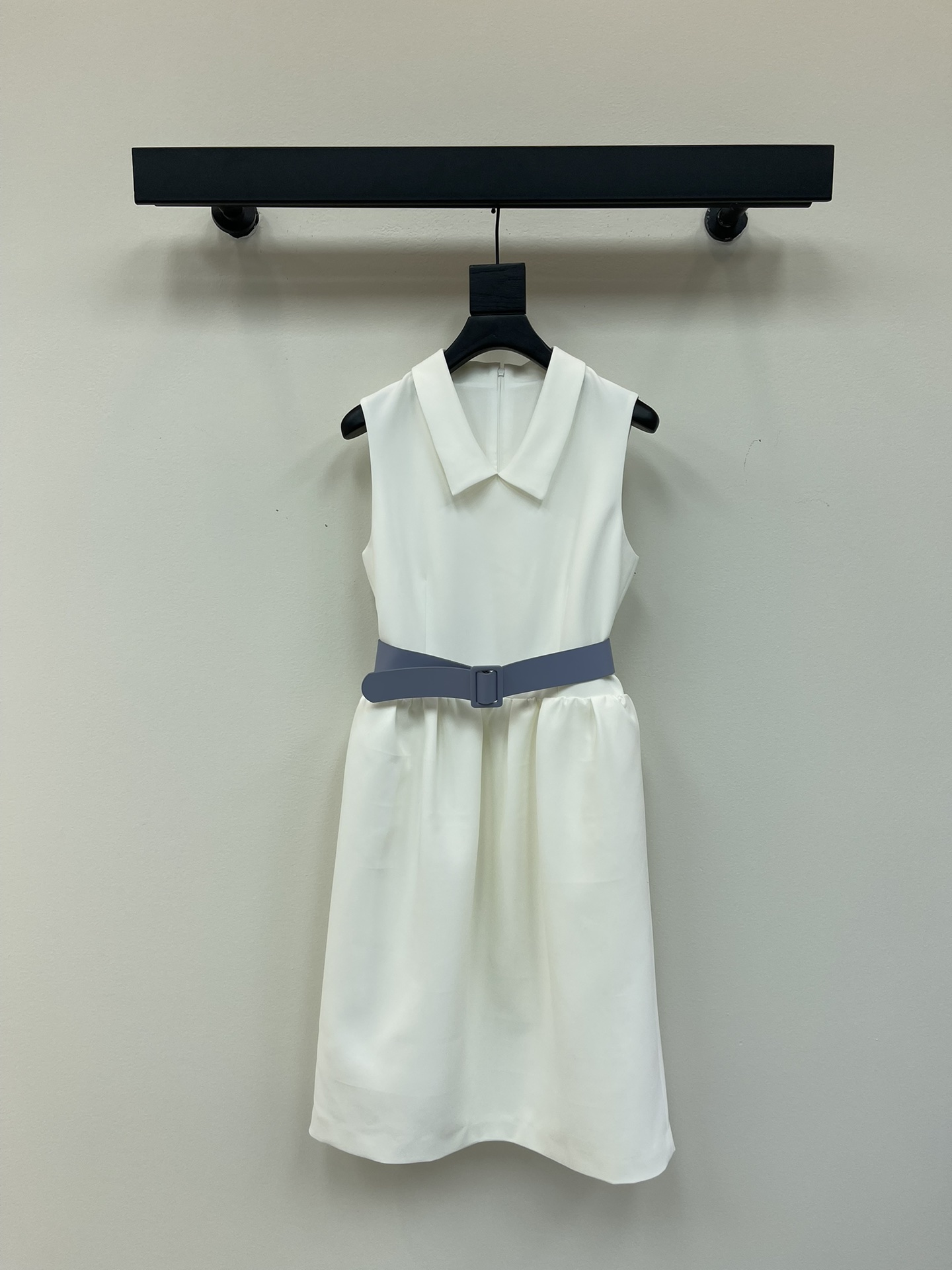 NO:430588,*25 new style of celebrity style high-end Hepburn style retro lapel small white skirt, classic white sleeveless dress, simple tailoring outlines graceful figure, paired with a fresh blue belt, the fluffy treatment at the waist looks very good and adds a sense of design, instantly breaking the monotony and full of fashion~SML, skirts, alexander wang19860909*25新款名媛风高级感 赫本风复古翻领小白裙, 经典的白色无袖连衣裙,简约的剪裁勾勒出曼妙身姿,搭配上一抹清新的蓝色腰带,腰间的蓬松处理很好看还增加了设计感,瞬间打破单调,时髦感拉满~SML,,skirts,alexander wang,Women's clothing