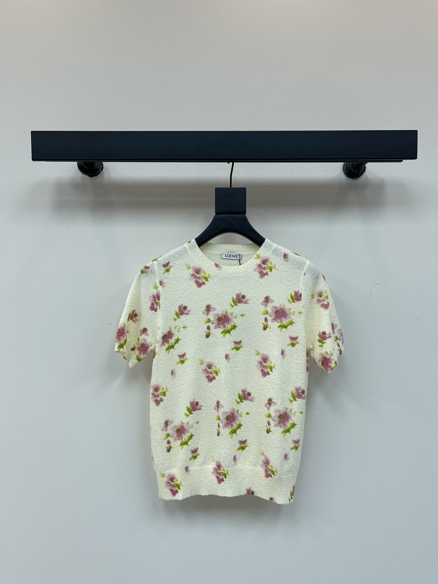 NO:429122,Loew*25 new floral knitted short sleeves, customized YB silk cotton yarn weaving, delicate texture, breathable and comfortable, round neck knitted short sleeves cut, elastic and edge-fitting tone, add fashionable tone, full of milky yellow base, pink green floral patterns, fresh style, essential summer, display brand tone, versatile style, not picky for age, skin tone, more relaxed and vacation-like, upper body is suitable for age-reducing fashionable style SML,,loewe,T-shirt,alexander wang19860909Loew*25新款碎花针织短袖 定制YB丝棉纱线织造 细腻肌理 透气舒适 圆领针织短袖剪裁 松紧包边贴合身形 增添时尚调性 通体奶黄色打底粉绿碎花图案满铺 风格清新 夏日必备 展示品牌调性 百搭款式不挑年龄肤色 更显松弛有度假感 上身适配减龄时髦风格 SML,,loewe,T-shirt,alexander wang,Women's clothing