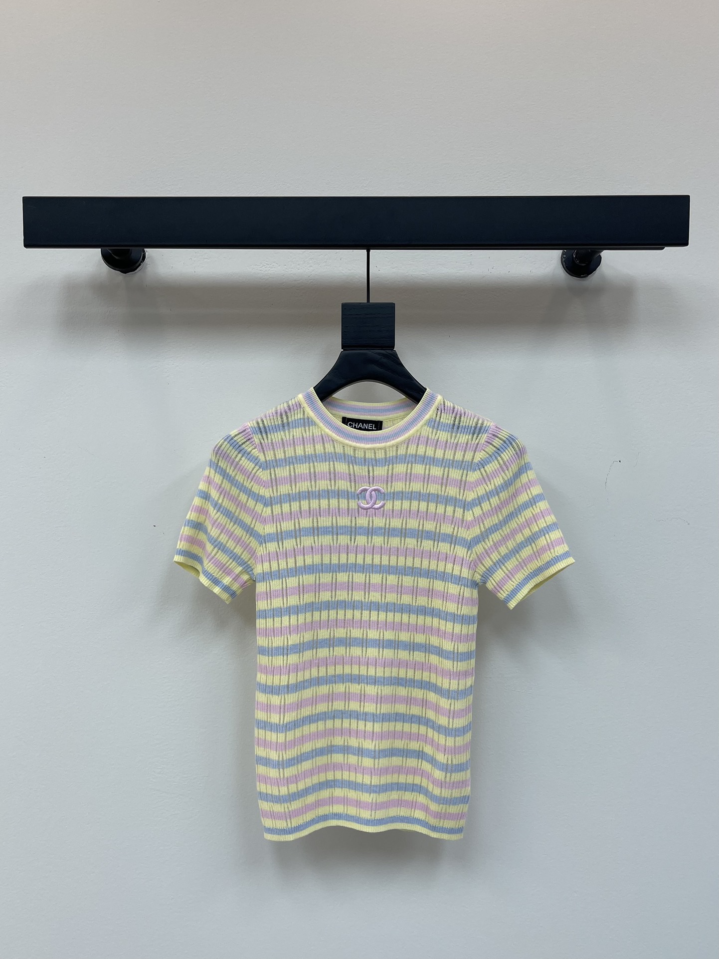 NO:431288,Chane* 25Ss Spring and Summer New Model Exclusive High Edition Production!  Combined with the three-dimensional double C decoration on the chest, highlight the brand's personality, highlight the high-end feeling of outfit, elasticity and tightness throughout the body, make the outfit look more refined, slimming, showing the relaxed tone, light luxury and fashionable temperament, the first choice for fashion outfits in all seasons, SML, chanel, alexander wang19860909Chane* 25Ss春夏新款 独家高版出品！配合胸前立体双C装饰 彰显品牌个性 凸显穿搭高级感 通体弹性松紧更显精致 穿搭显瘦 尽显松弛调性 轻奢时髦气质 四季时尚穿搭首选 现货发售SML,,chanel,alexander wang,Women's clothing