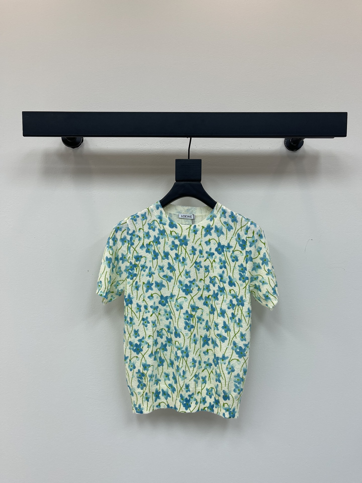 NO:429127,Loew*25 new floral knitted short sleeves, customized YB silk cotton yarn weaving, delicate texture, breathable and comfortable, round neck knitted short sleeves cut, elastic and edge-fitting tone, add fashionable tone, full of milky yellow base, blue and green floral patterns, fresh style, essential summer, display brand tone, versatile style, not picky for age, skin tone, more relaxed and vacation-like, upper body adapts to a fashionable style of age reduction, SML, loewe, T-shirt, alexander wang19860909Loew*25新款碎花针织短袖 定制YB丝棉纱线织造 细腻肌理 透气舒适 圆领针织短袖剪裁 松紧包边贴合身形 增添时尚调性 通体奶黄色打底蓝绿碎花图案满铺 风格清新 夏日必备 展示品牌调性 百搭款式不挑年龄肤色 更显松弛有度假感 上身适配减龄时髦风格 SML,,loewe,T-shirt,alexander wang,Women's clothing