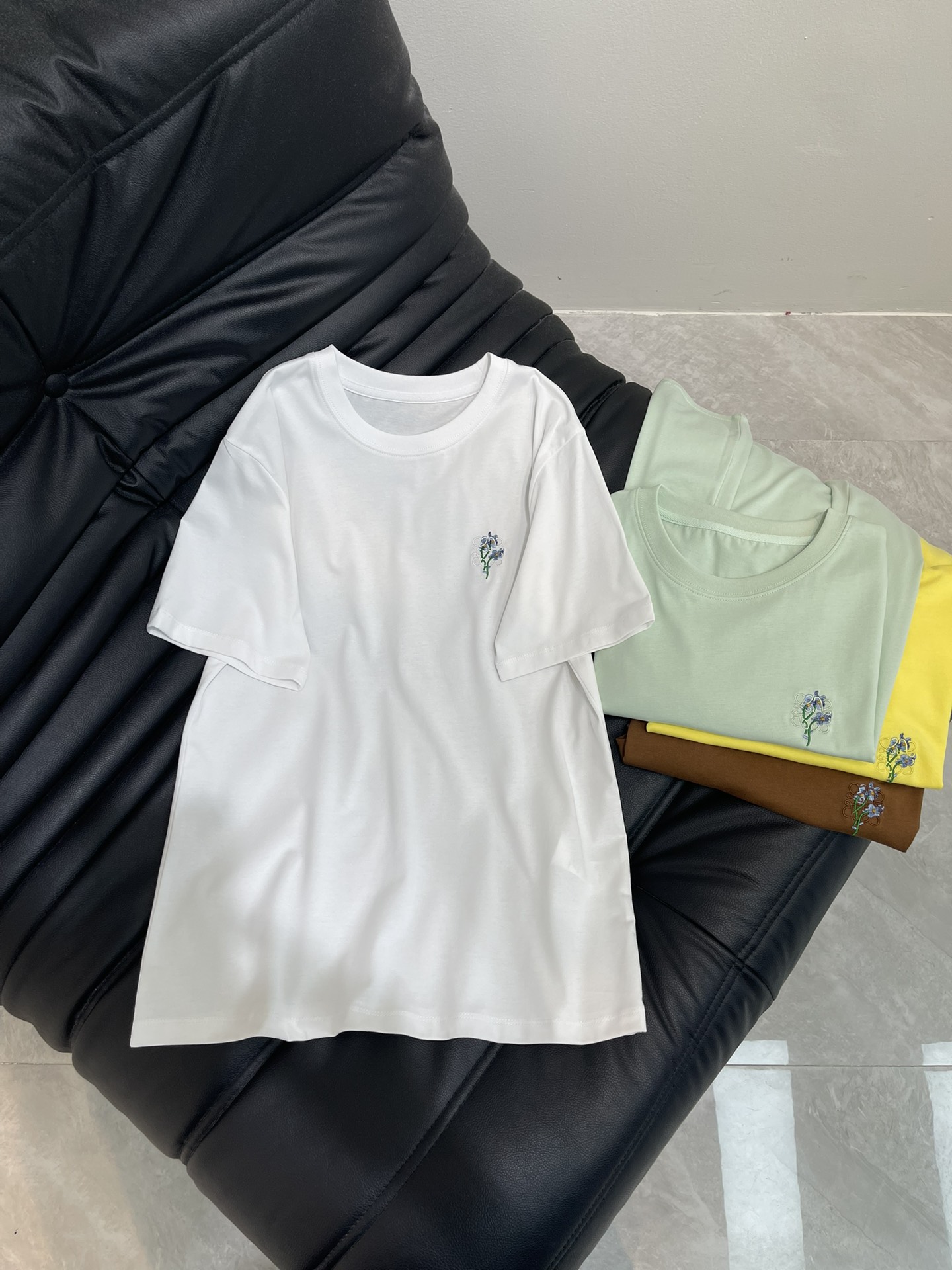 NO:428553,Loew*25 spring and summer new letter small flower embroidered short-sleeved T-shirt, imported pure cotton fabric, classic style versatile and not picky, and the upper body is very beautiful!  SML, loewe, T-shirt,tees,t-shirt,alexander wang19860909Loew*25春夏新款字母小花刺绣短袖T恤,进口纯棉面料,经典版型百搭不挑人,上身非常漂亮！SML,,loewe,T-shirt,tees，t-shirt,alexander wang,Women's clothing