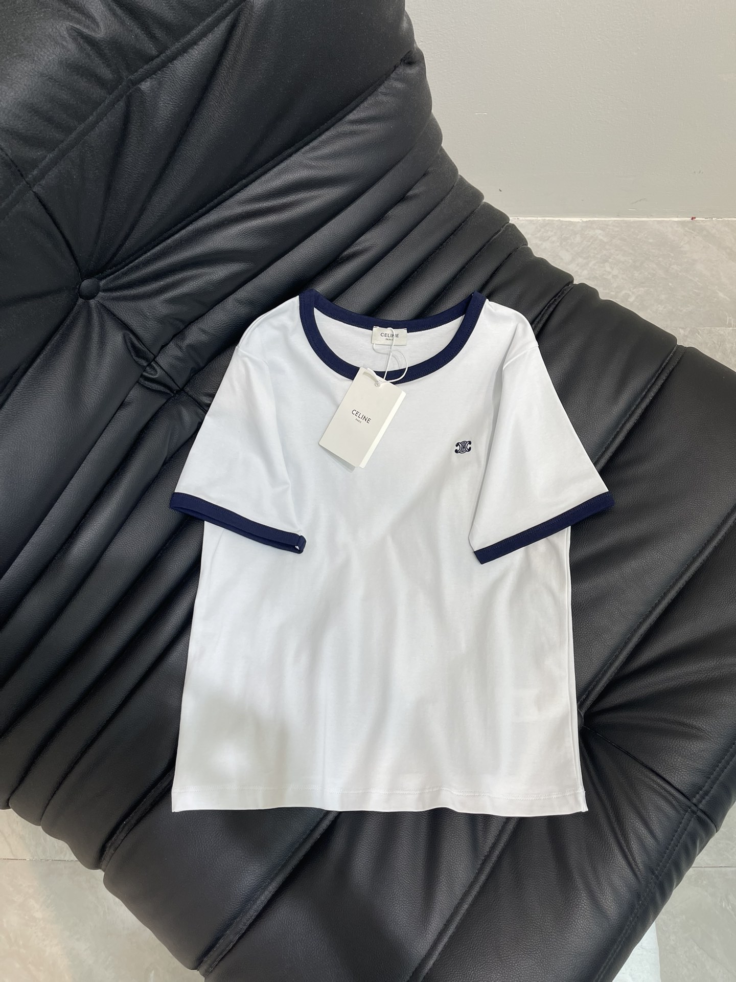 NO:429893,Celin*25 spring and summer new round neck embroidered short-sleeved T-shirt custom YB twill cotton material breathable and comfortable, full texture Slim short-sleeved T-shirt cut highlights the brand style with a slight elasticity presents a slim visual effect Embroidery pattern on the chest color matching creates a personal style full of creativity Brand high-end design sense, single wear inner wear is brilliant and fashionable Customized surface accessories High-version SML, celine, T-shirt,tees, t-shirt,alexander wang19860909Celin*25春夏新款圆领刺绣短袖T恤 定制YB斜纹全棉材质 透气舒适 质感十足 修身短袖T恤裁剪 凸显品牌格调 略带有弹力 呈现显瘦视觉效果 胸前绣花图案 配色打造个性风格 充满创意 品牌高级设计感拉满 单穿内搭都出彩时髦 定制面辅料 高版本SML,,celine,T-shirt,tees，t-shirt,alexander wang,Women's clothing