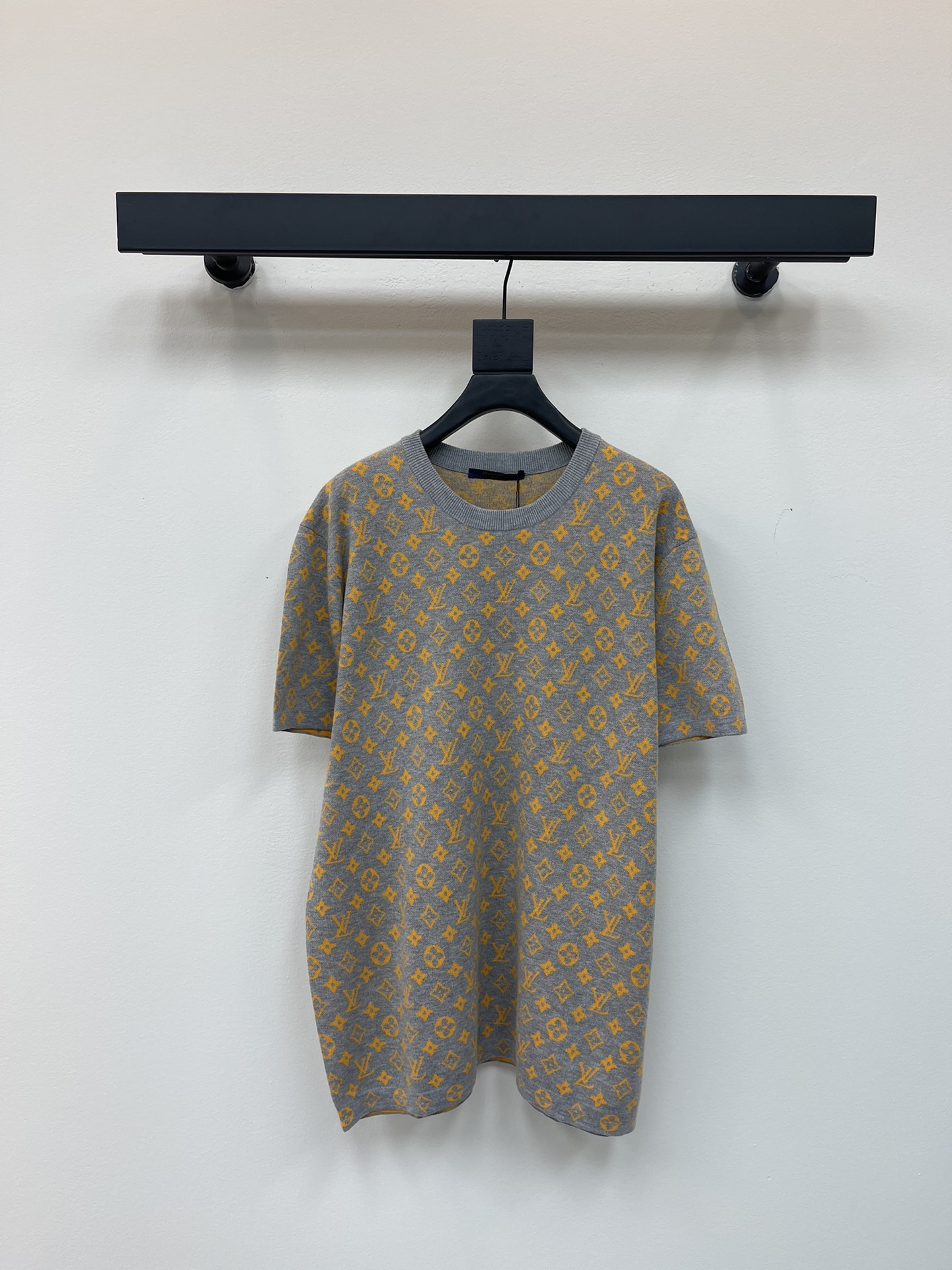 NO:428565,Louis Vuitto* 25Ss spring and summer new full logo jacquard knitted short-sleeved top丨Exclusive high-end production!  Round neckline ribbed neckline, full-print letter logo jacquard pattern, fashionable and high-end color matching, customized knitted fabric, soft and comfortable, loose fit, slim and elegant on the upper body, the quality of the imported machine depends on the details!  SML, louis vuitton, T-shirt, alexander wang19860909Louis Vuitto* 25Ss春夏新款满logo提花针织短袖上衣丨独家高版出品！圆领罗纹领口 满印字母logo提花图案 配色时髦高级 定制针织面料 柔软舒适 宽松版型 上身显瘦又气质 进口机做工品质看细节！SML,,louis vuitton,T-shirt,alexander wang,Women's clothing