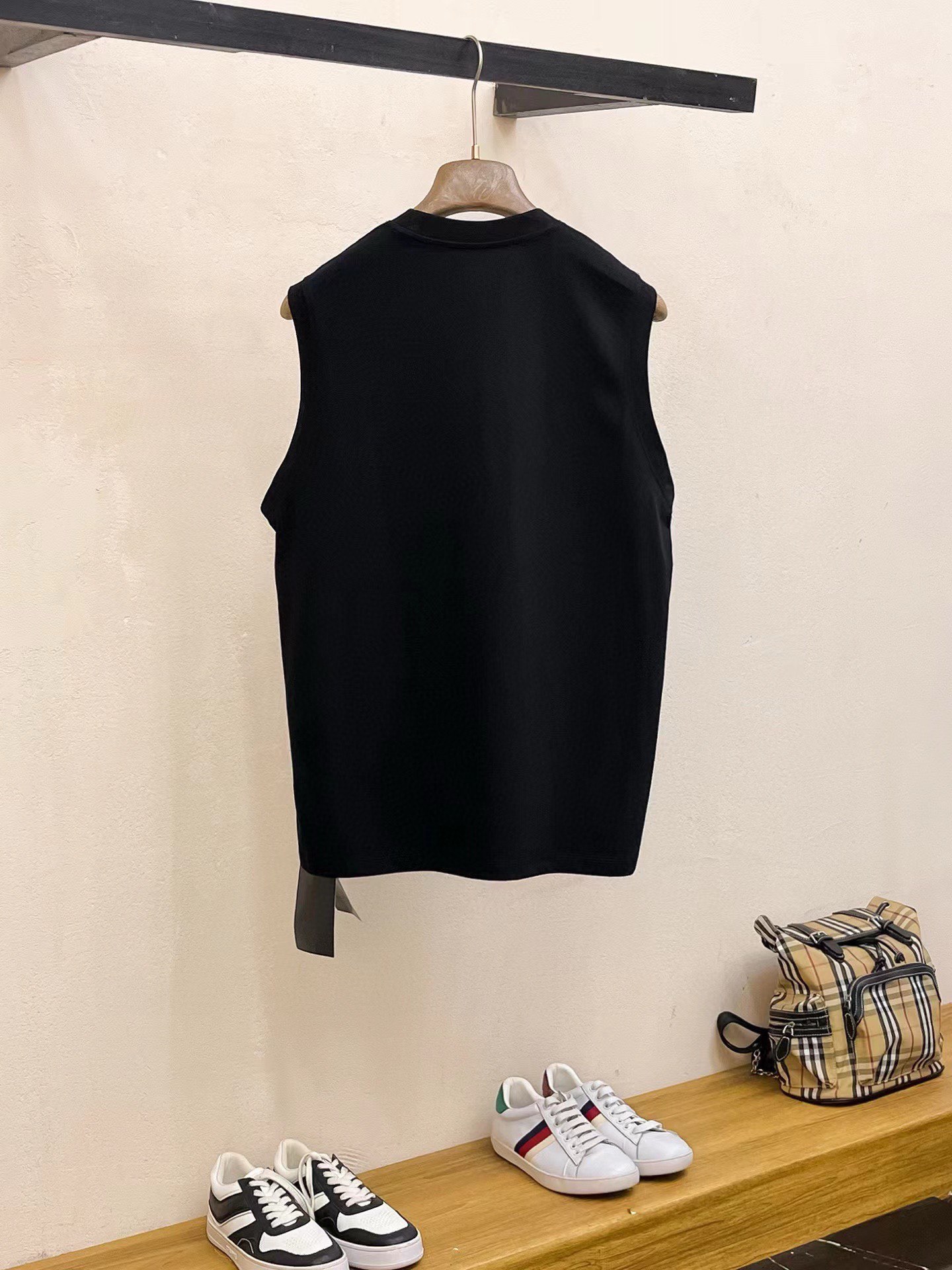 Gucci 品牌【GUCCI 古奇】2024夏季新品背心T袖 简约款式 任何人都可以轻松驾驶 进口定制丝光棉面料 手软舒适有型 吸汗透气