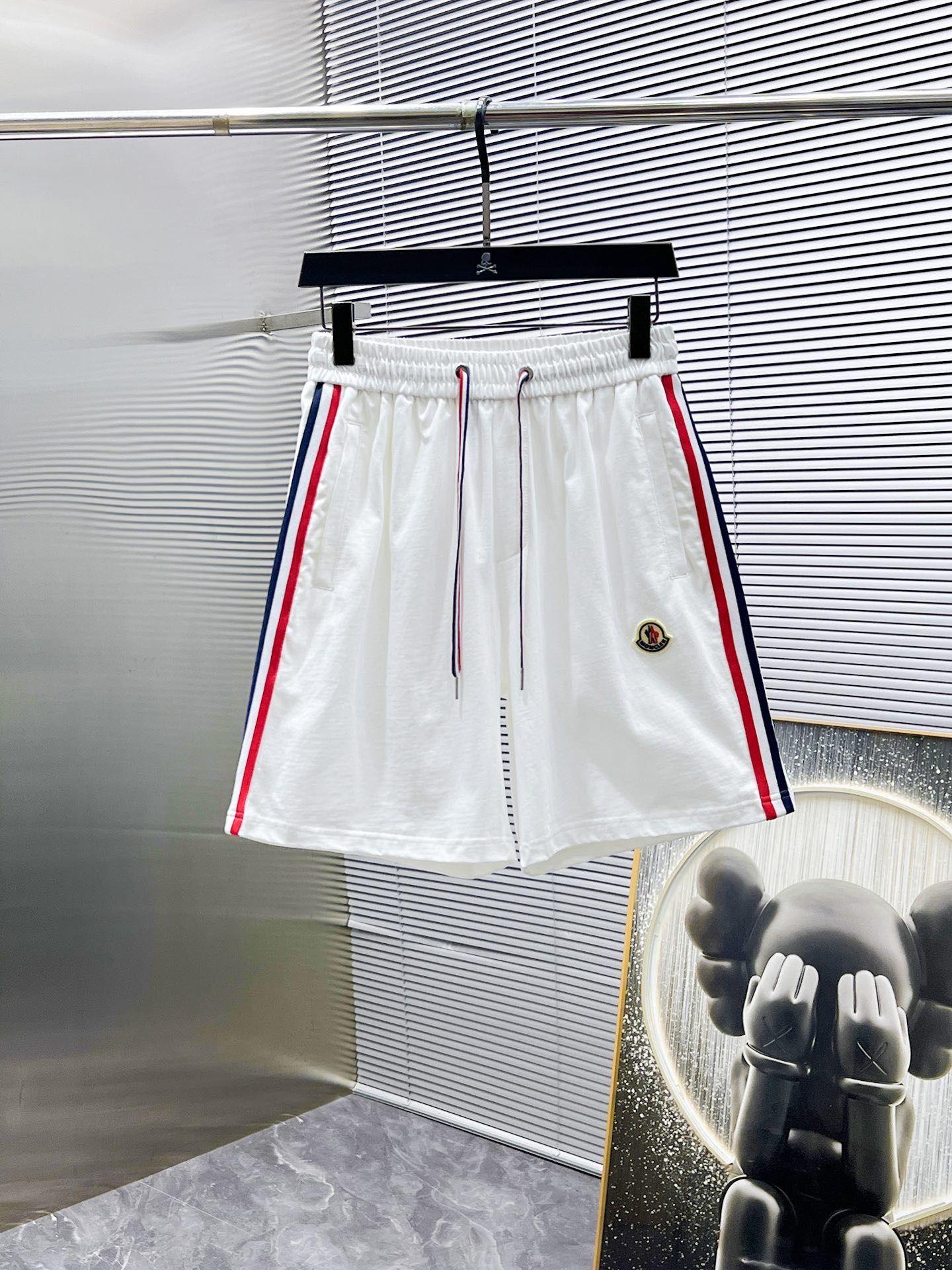 P260 蒙口  moncler  2025ss夏季新款 休闲 短袖 短裤 套装，高端版本！专柜定制面料 透气舒适度高，细节无可挑剔，品牌元素设计理念，体现高品质。手感细腻柔软！呈现休闲裁剪，上身版型超赞！🐯码数：M-3XL