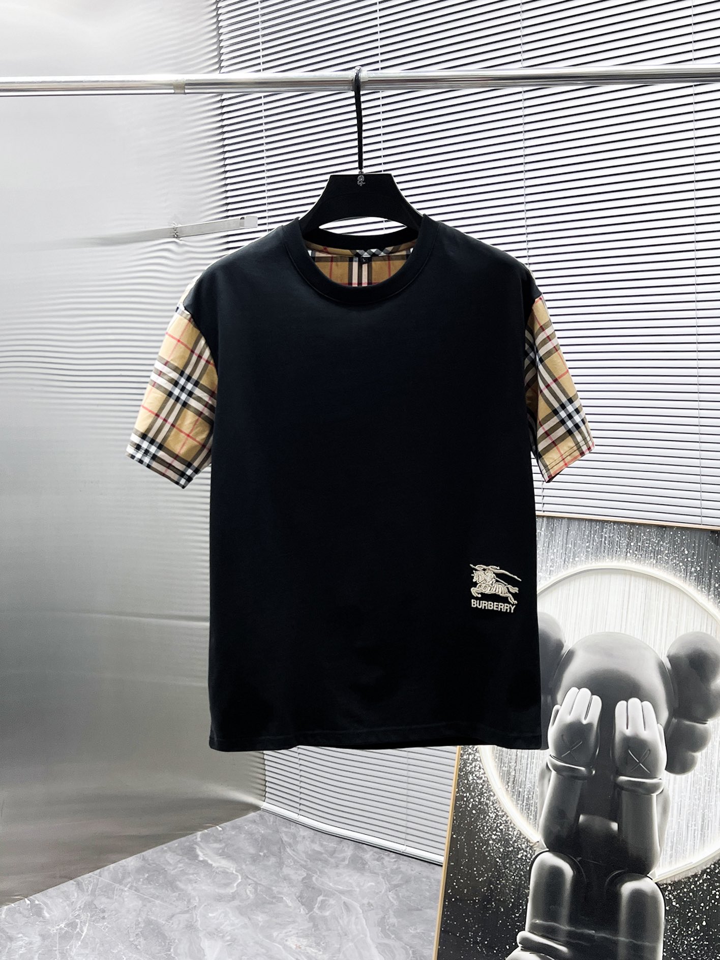 P260  巴宝莉  Burberry  2025ss夏季新款 休闲 短袖 短裤 套装，高端版本！专柜定制面料 透气舒适度高，细节无可挑剔，品牌元素设计理念，体现高品质。手感细腻柔软！呈现休闲裁剪，上身版型超赞！🐯码数：M-3XL
