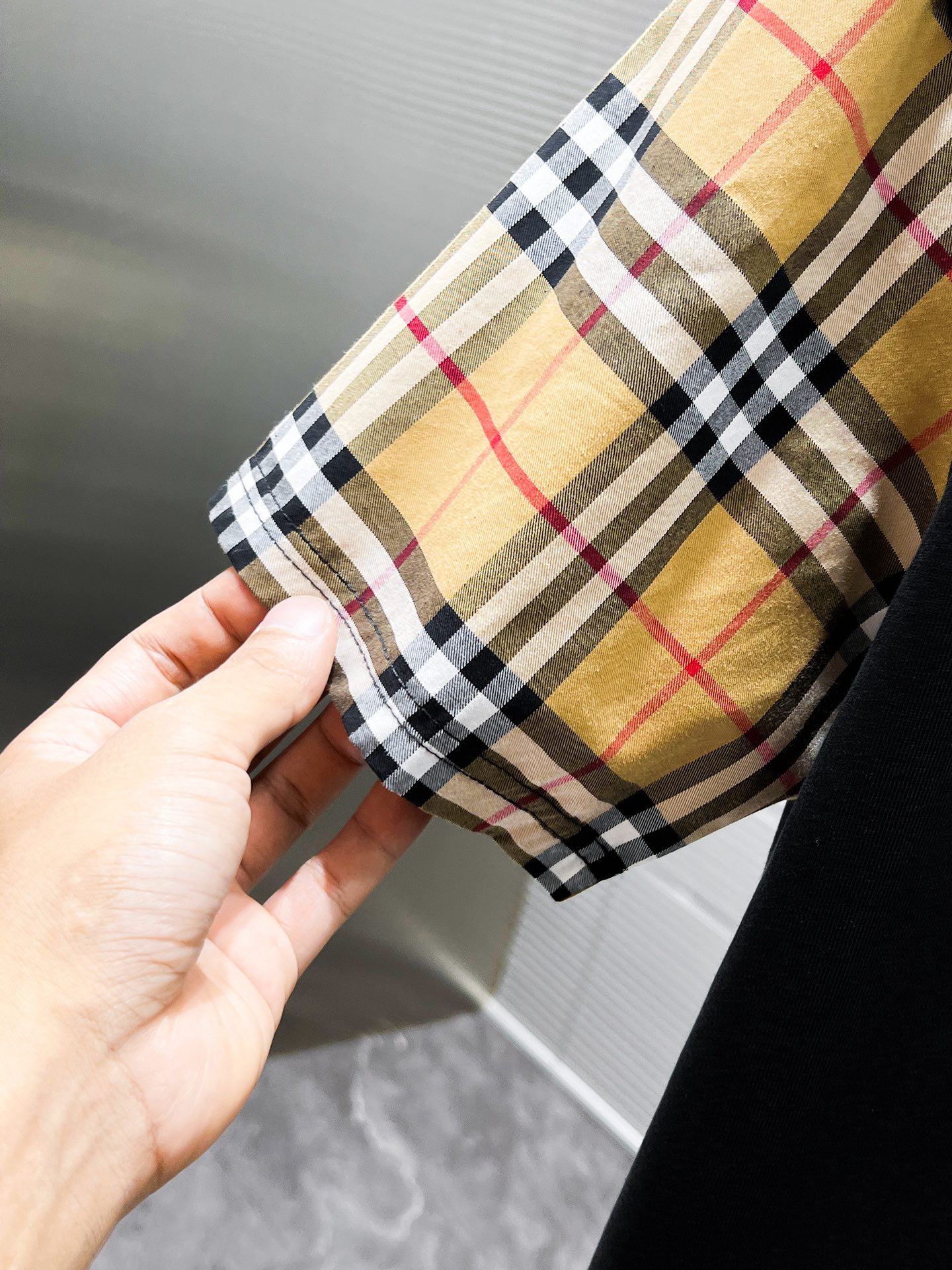P260  巴宝莉  Burberry  2025ss夏季新款 休闲 短袖 短裤 套装，高端版本！专柜定制面料 透气舒适度高，细节无可挑剔，品牌元素设计理念，体现高品质。手感细腻柔软！呈现休闲裁剪，上身版型超赞！🐯码数：M-3XL