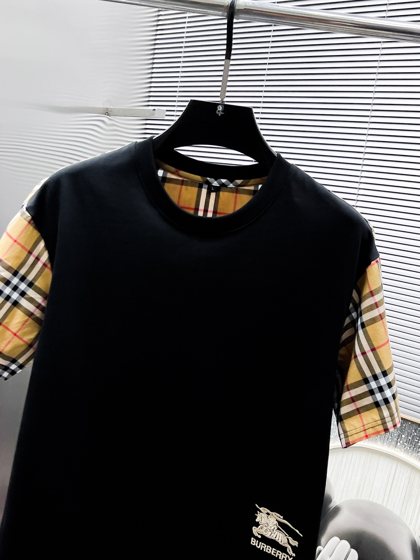 P260  巴宝莉  Burberry  2025ss夏季新款 休闲 短袖 短裤 套装，高端版本！专柜定制面料 透气舒适度高，细节无可挑剔，品牌元素设计理念，体现高品质。手感细腻柔软！呈现休闲裁剪，上身版型超赞！🐯码数：M-3XL