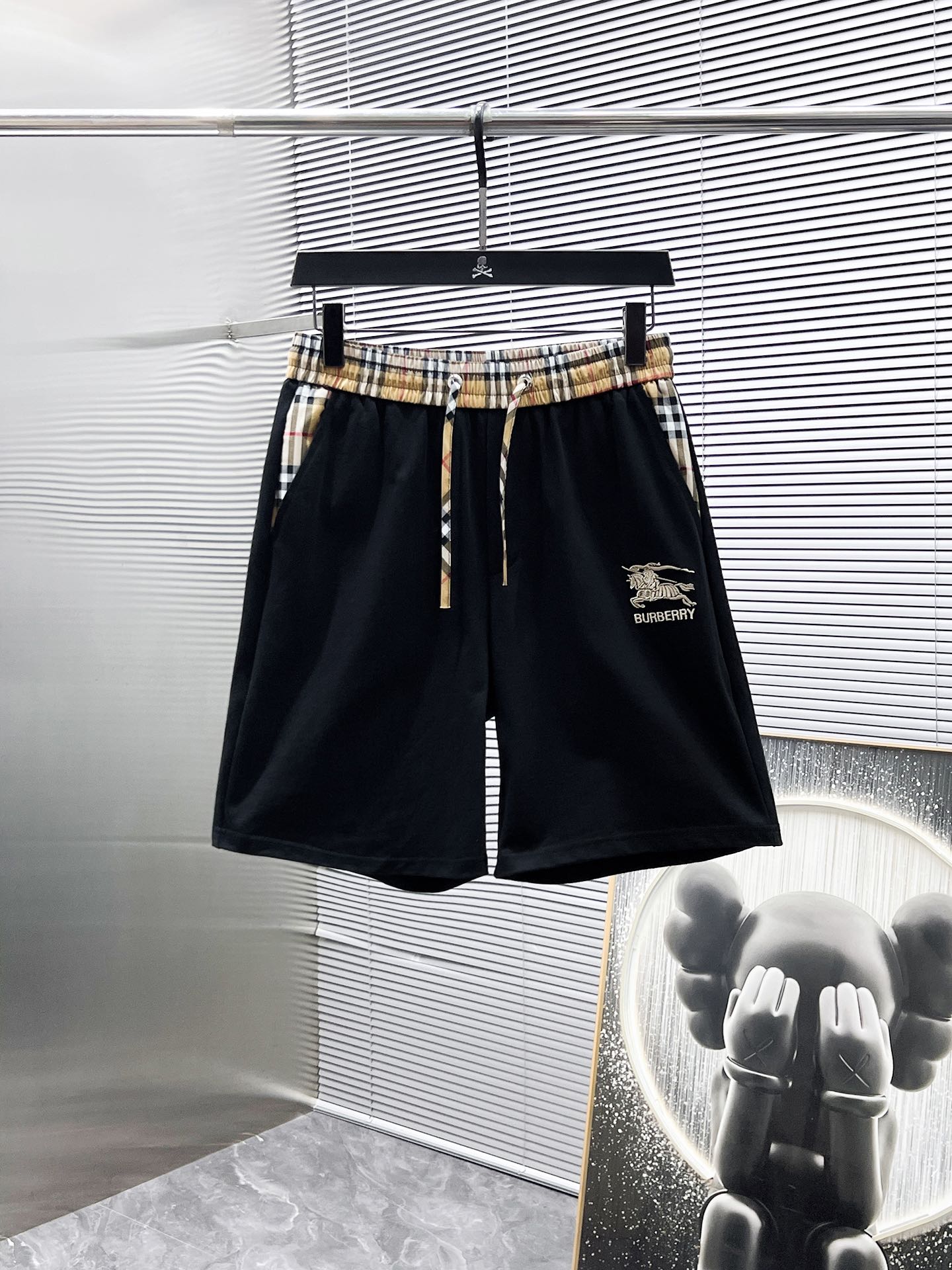 P260  巴宝莉  Burberry  2025ss夏季新款 休闲 短袖 短裤 套装，高端版本！专柜定制面料 透气舒适度高，细节无可挑剔，品牌元素设计理念，体现高品质。手感细腻柔软！呈现休闲裁剪，上身版型超赞！🐯码数：M-3XL