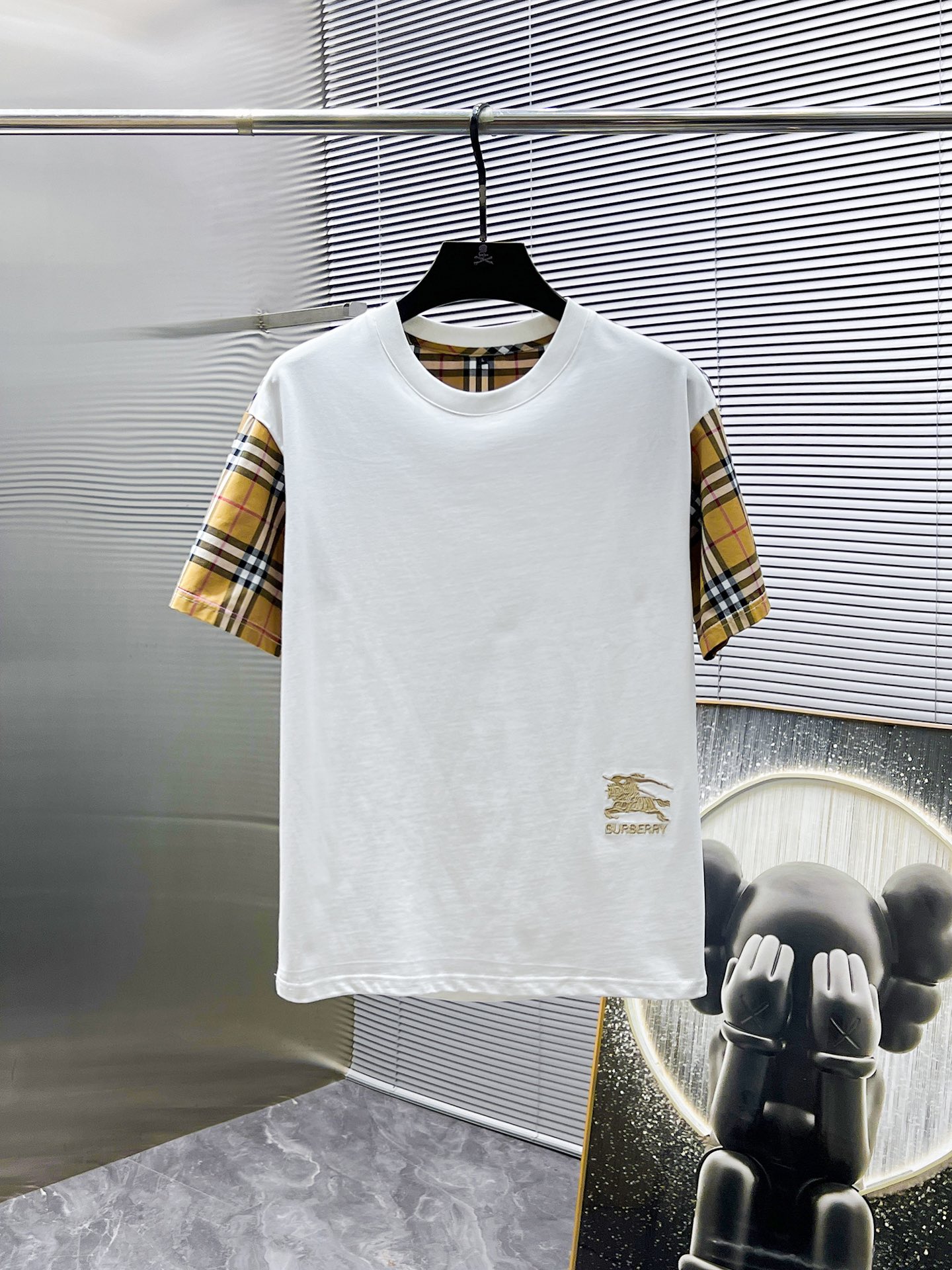 P260  巴宝莉  Burberry  2025ss夏季新款 休闲 短袖 短裤 套装，高端版本！专柜定制面料 透气舒适度高，细节无可挑剔，品牌元素设计理念，体现高品质。手感细腻柔软！呈现休闲裁剪，上身版型超赞！🐯码数：M-3XL