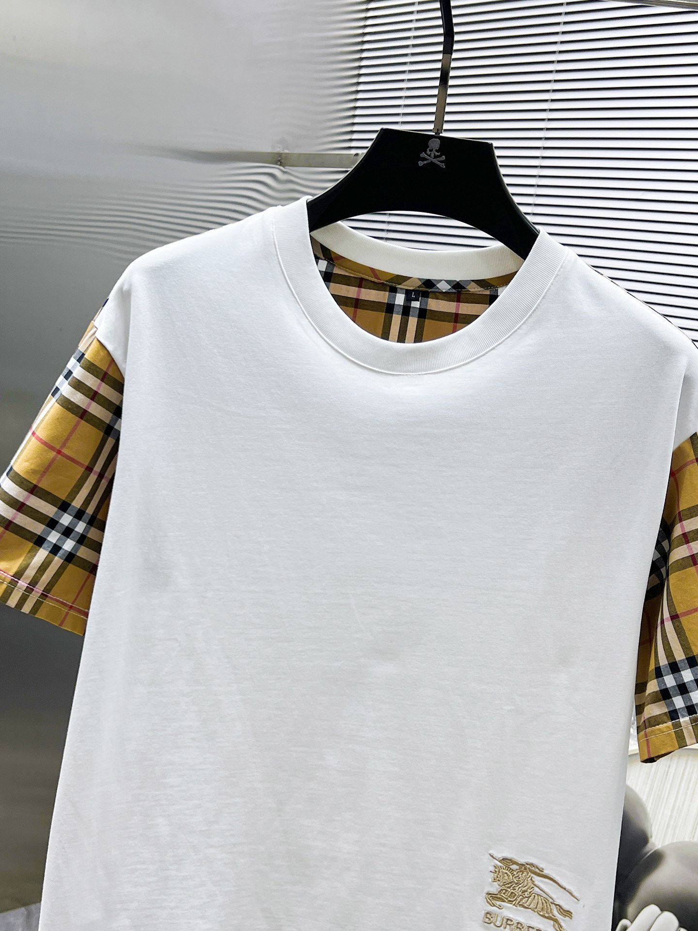 P260  巴宝莉  Burberry  2025ss夏季新款 休闲 短袖 短裤 套装，高端版本！专柜定制面料 透气舒适度高，细节无可挑剔，品牌元素设计理念，体现高品质。手感细腻柔软！呈现休闲裁剪，上身版型超赞！🐯码数：M-3XL