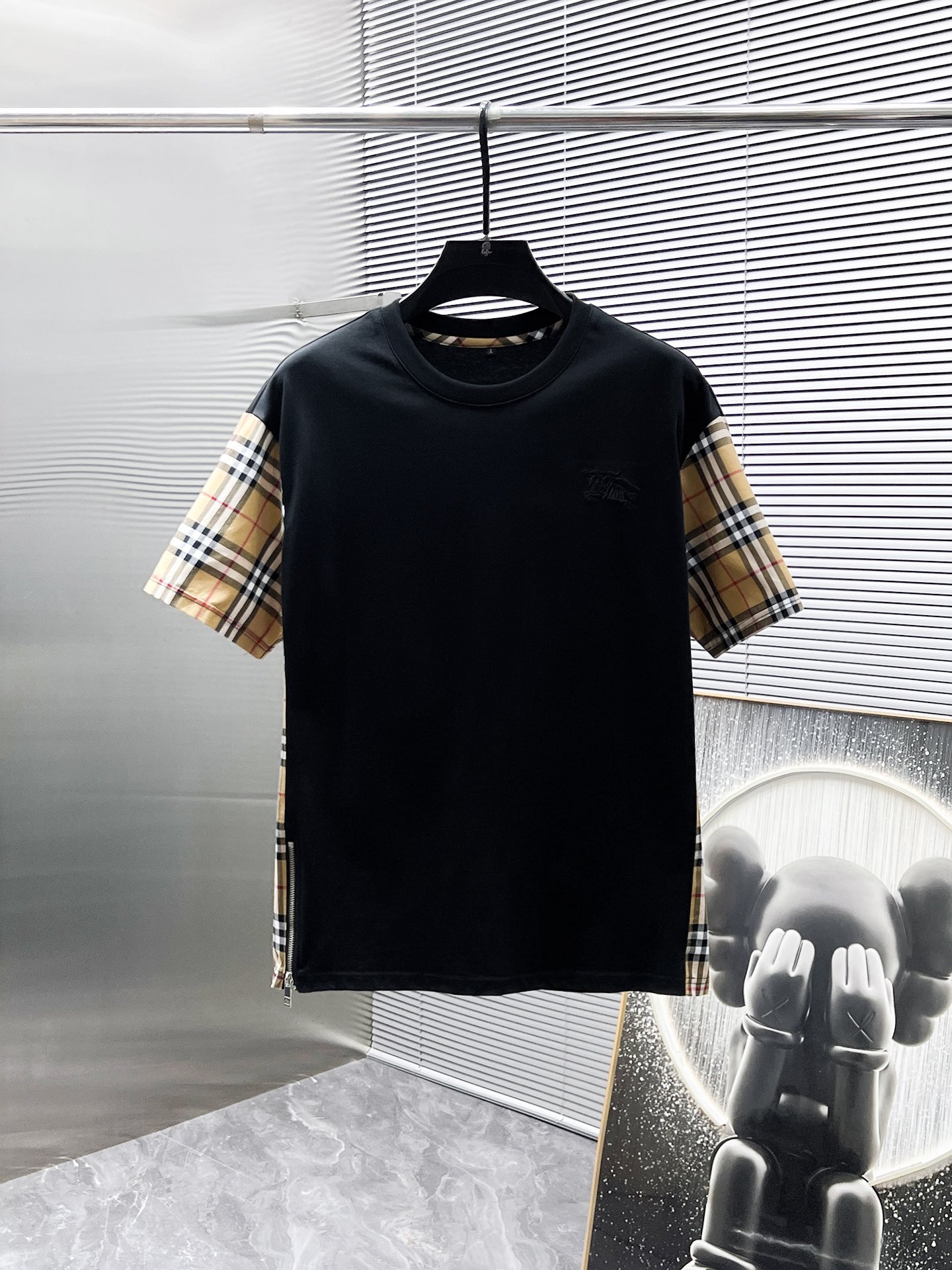 P260  巴宝莉  Burberry  2025ss夏季新款 休闲 短袖 短裤 套装，高端版本！专柜定制面料 透气舒适度高，细节无可挑剔，品牌元素设计理念，体现高品质。手感细腻柔软！呈现休闲裁剪，上身版型超赞！🐯码数：M-3XL