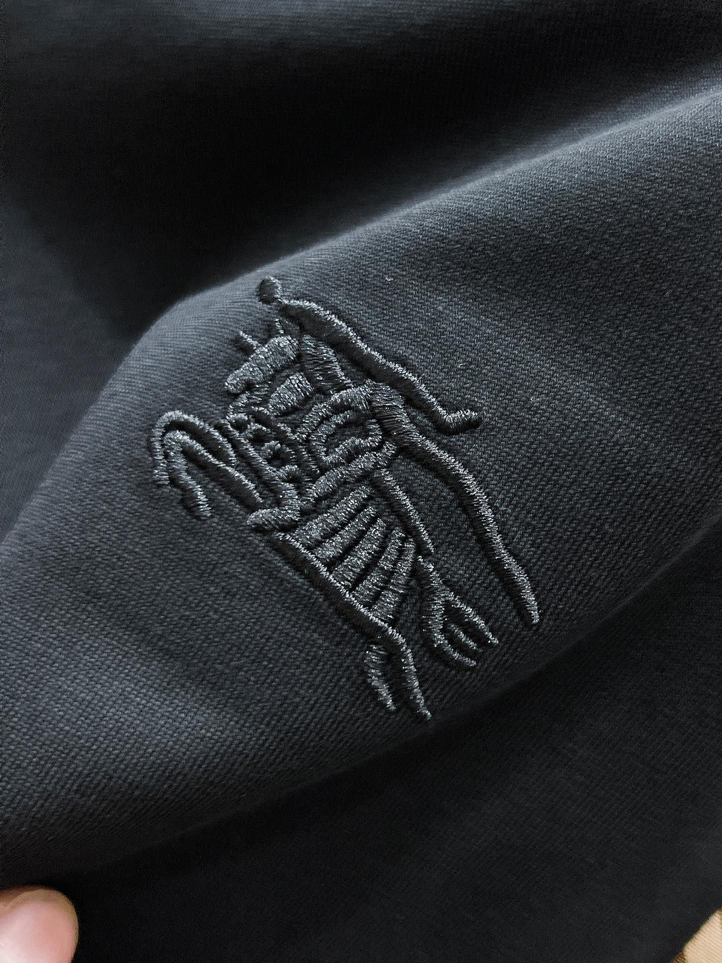 P260  巴宝莉  Burberry  2025ss夏季新款 休闲 短袖 短裤 套装，高端版本！专柜定制面料 透气舒适度高，细节无可挑剔，品牌元素设计理念，体现高品质。手感细腻柔软！呈现休闲裁剪，上身版型超赞！🐯码数：M-3XL