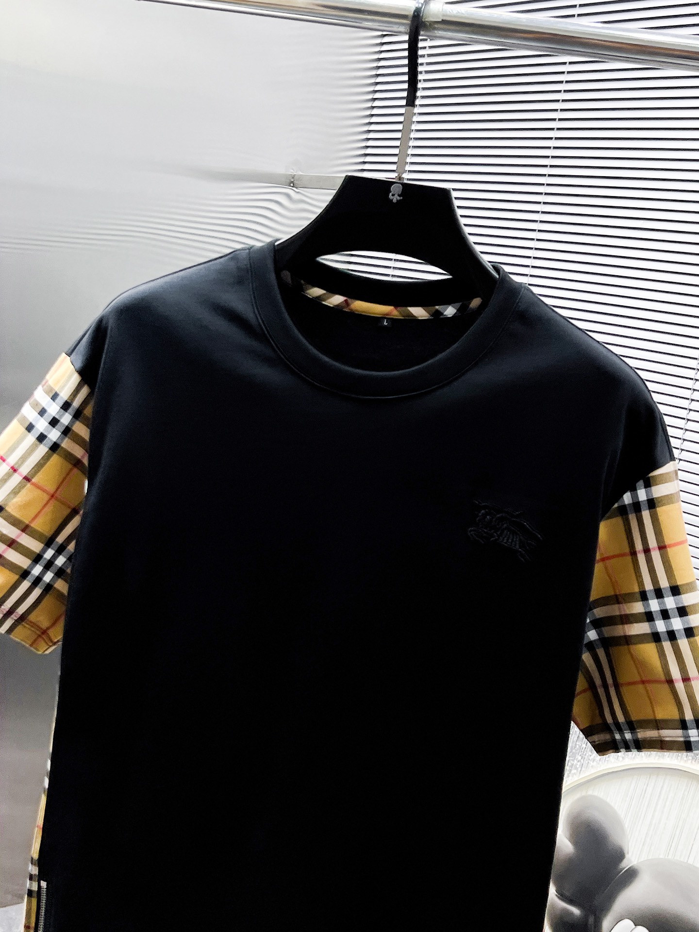 P260  巴宝莉  Burberry  2025ss夏季新款 休闲 短袖 短裤 套装，高端版本！专柜定制面料 透气舒适度高，细节无可挑剔，品牌元素设计理念，体现高品质。手感细腻柔软！呈现休闲裁剪，上身版型超赞！🐯码数：M-3XL