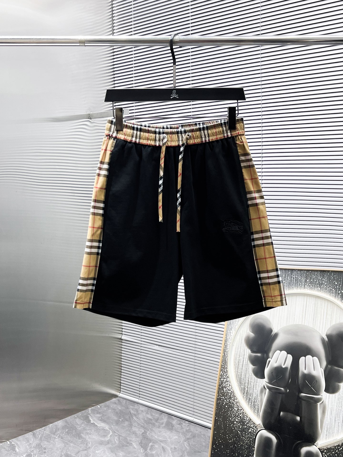 P260  巴宝莉  Burberry  2025ss夏季新款 休闲 短袖 短裤 套装，高端版本！专柜定制面料 透气舒适度高，细节无可挑剔，品牌元素设计理念，体现高品质。手感细腻柔软！呈现休闲裁剪，上身版型超赞！🐯码数：M-3XL