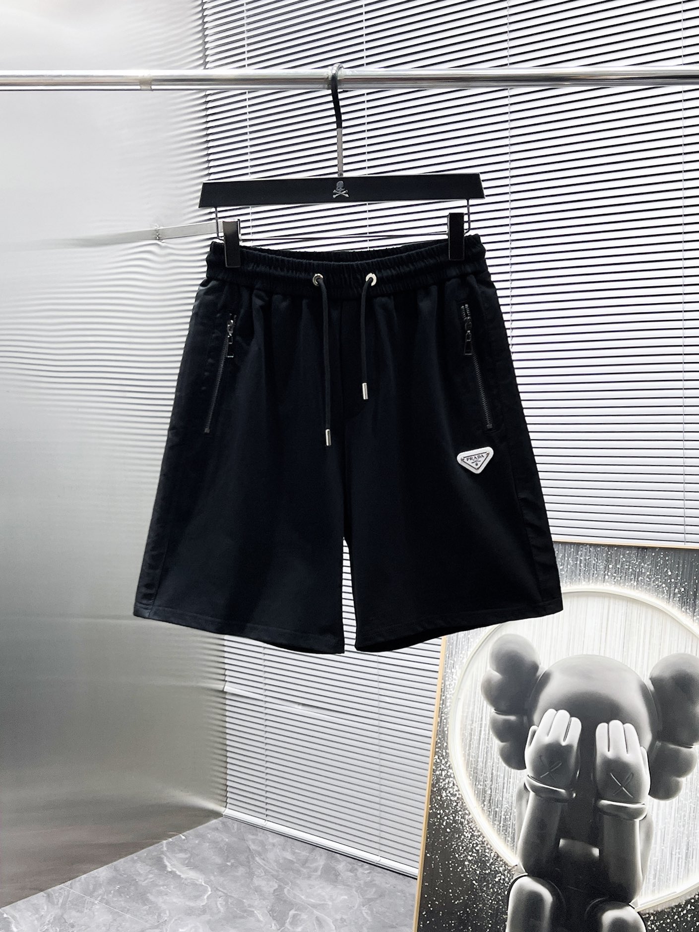 P260  普拉达  Prada  2025ss夏季新款 休闲 短袖 短裤 套装，高端版本！专柜定制面料 透气舒适度高，细节无可挑剔，品牌元素设计理念，体现高品质。手感细腻柔软！呈现休闲裁剪，上身版型超赞！🐯码数：M-3XL