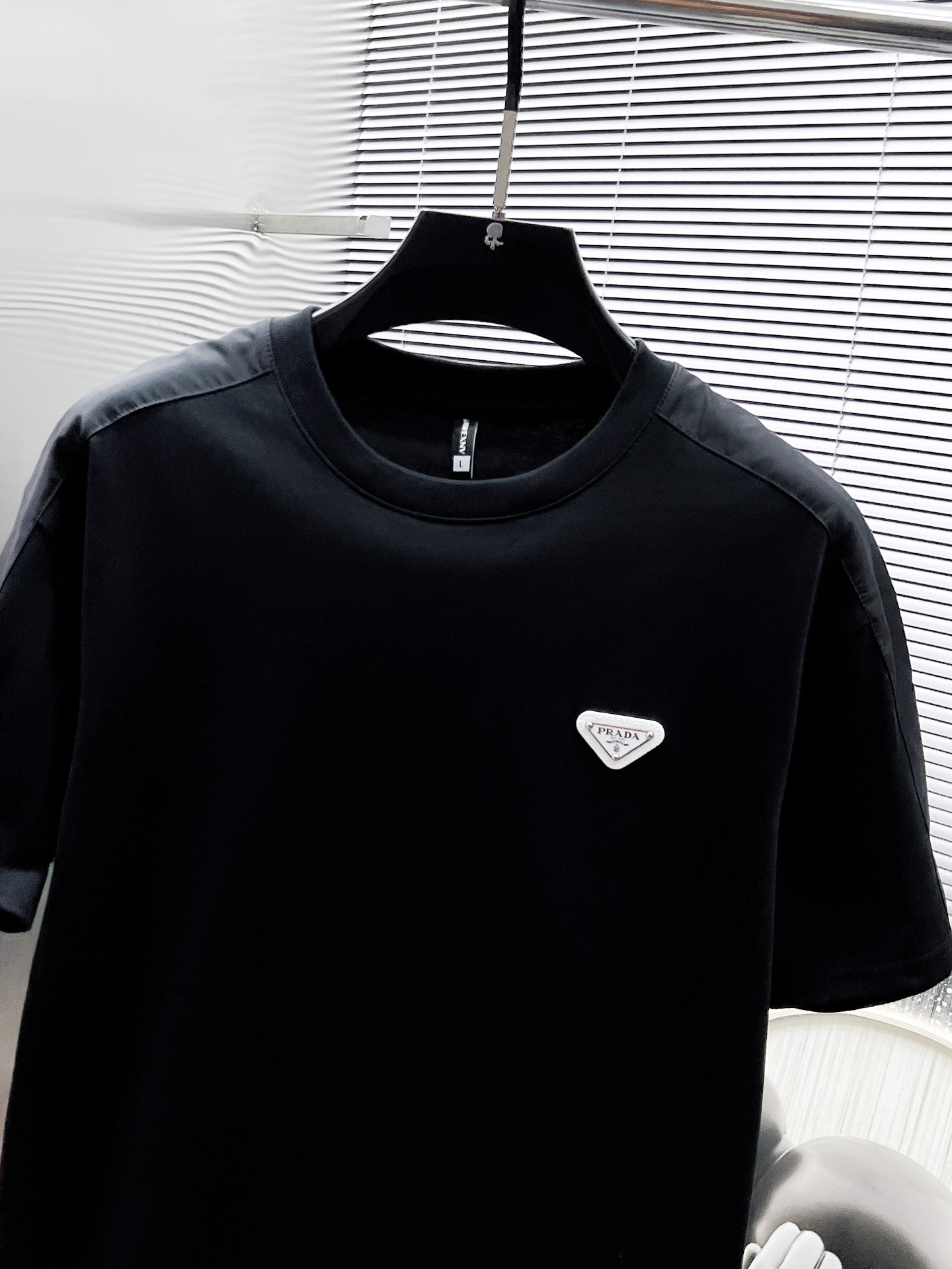 P260  普拉达  Prada  2025ss夏季新款 休闲 短袖 短裤 套装，高端版本！专柜定制面料 透气舒适度高，细节无可挑剔，品牌元素设计理念，体现高品质。手感细腻柔软！呈现休闲裁剪，上身版型超赞！🐯码数：M-3XL
