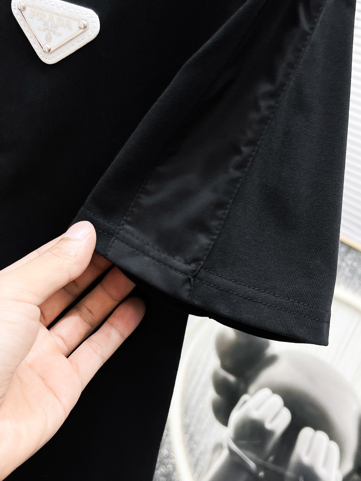P260  普拉达  Prada  2025ss夏季新款 休闲 短袖 短裤 套装，高端版本！专柜定制面料 透气舒适度高，细节无可挑剔，品牌元素设计理念，体现高品质。手感细腻柔软！呈现休闲裁剪，上身版型超赞！🐯码数：M-3XL