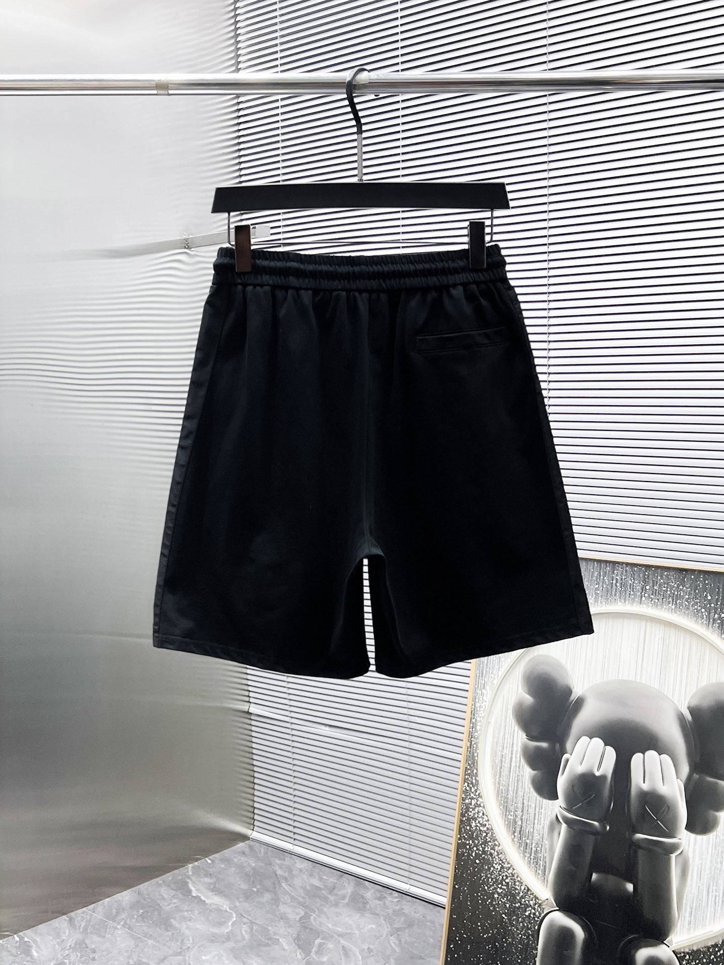 P260  普拉达  Prada  2025ss夏季新款 休闲 短袖 短裤 套装，高端版本！专柜定制面料 透气舒适度高，细节无可挑剔，品牌元素设计理念，体现高品质。手感细腻柔软！呈现休闲裁剪，上身版型超赞！🐯码数：M-3XL