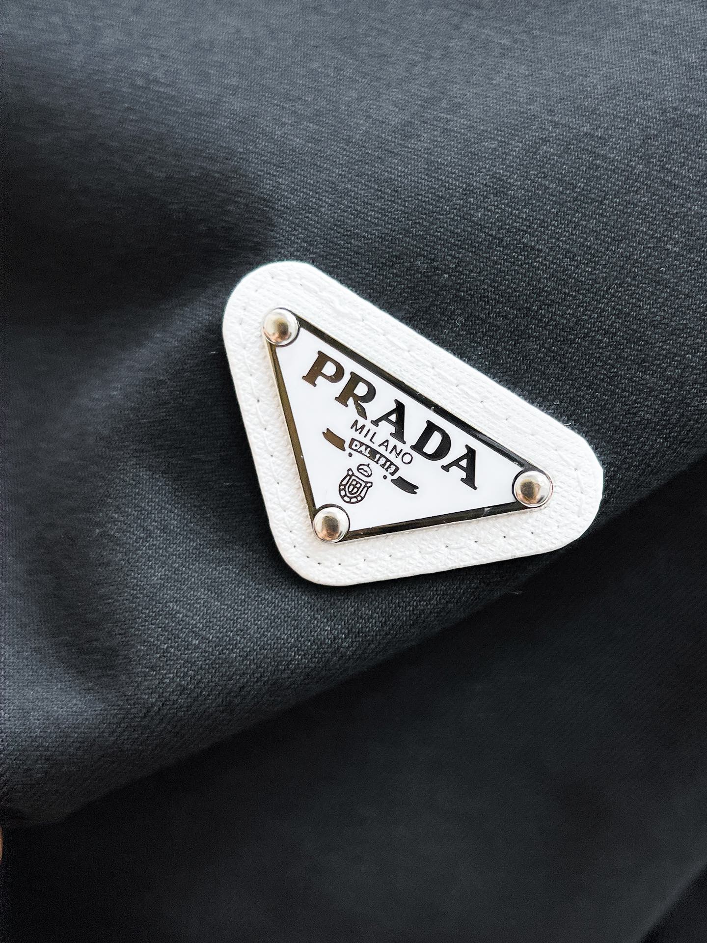 P260  普拉达  Prada  2025ss夏季新款 休闲 短袖 短裤 套装，高端版本！专柜定制面料 透气舒适度高，细节无可挑剔，品牌元素设计理念，体现高品质。手感细腻柔软！呈现休闲裁剪，上身版型超赞！🐯码数：M-3XL