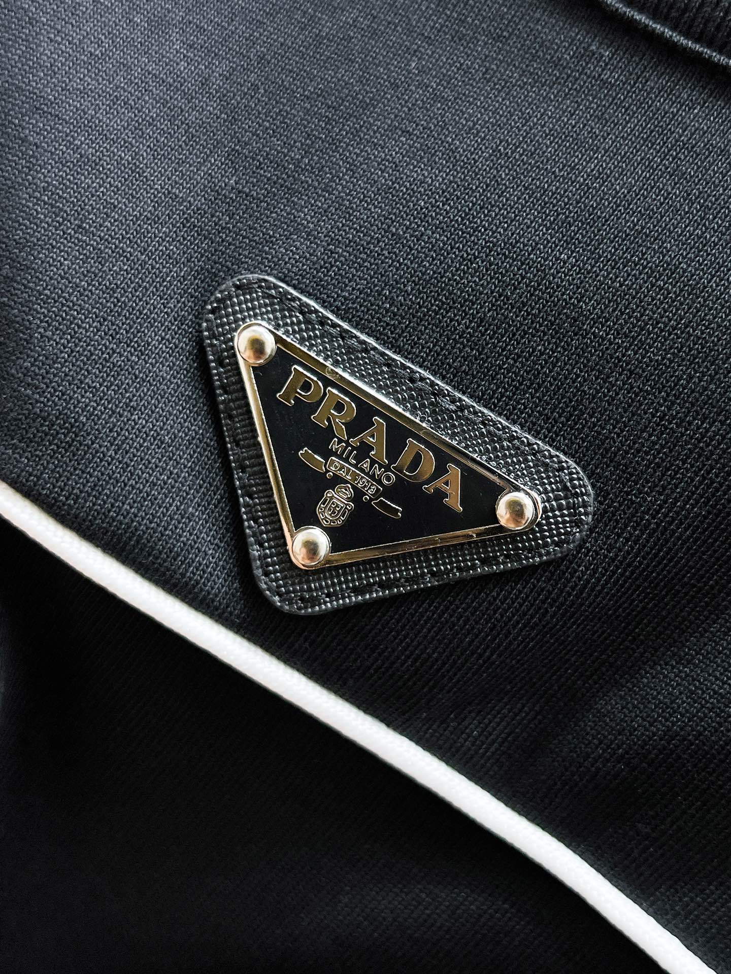 P260  普拉达  Prada  2025ss夏季新款 休闲 短袖 短裤 套装，高端版本！专柜定制面料 透气舒适度高，细节无可挑剔，品牌元素设计理念，体现高品质。手感细腻柔软！呈现休闲裁剪，上身版型超赞！🐯码数：M-3XL