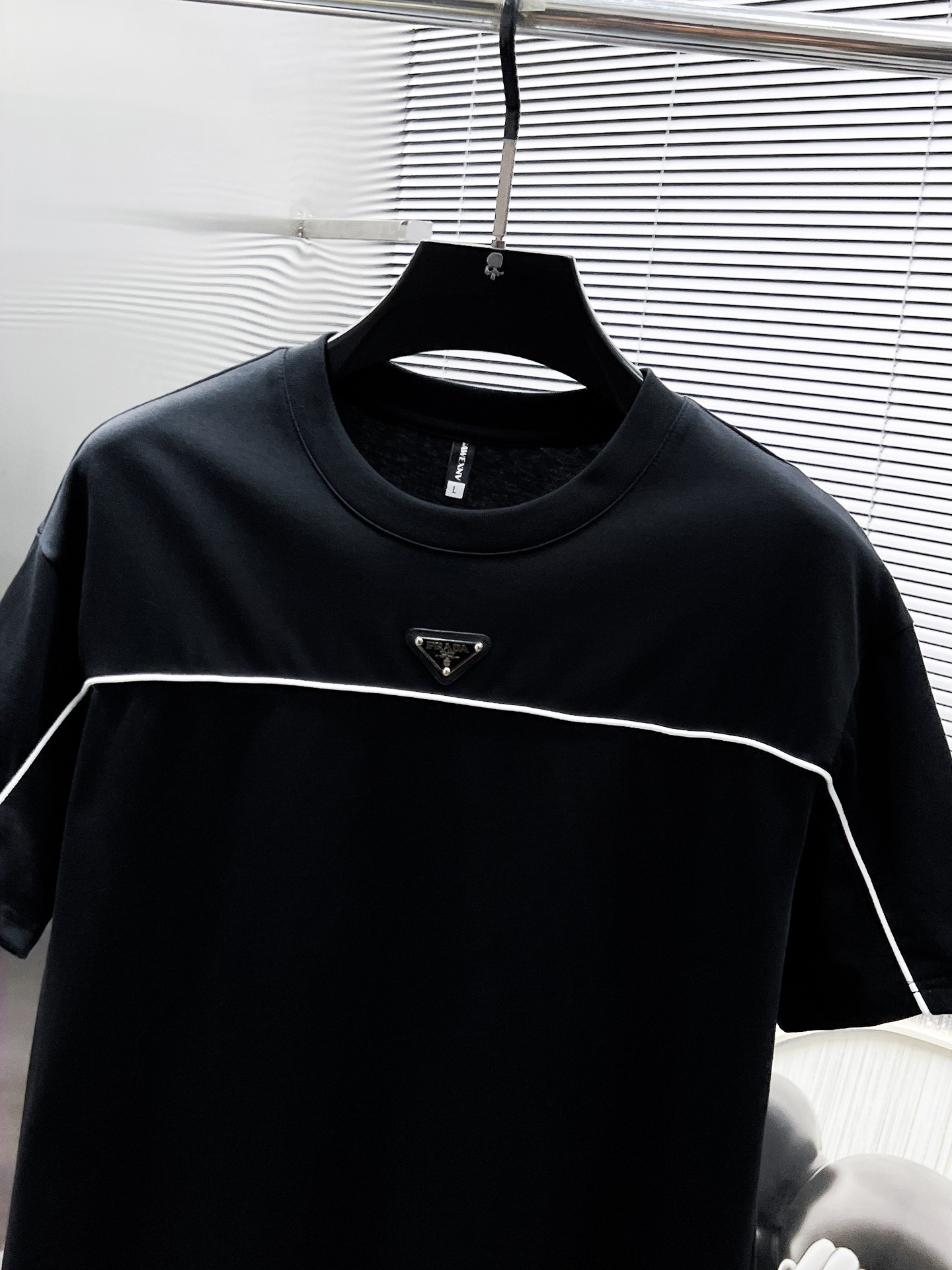 P260  普拉达  Prada  2025ss夏季新款 休闲 短袖 短裤 套装，高端版本！专柜定制面料 透气舒适度高，细节无可挑剔，品牌元素设计理念，体现高品质。手感细腻柔软！呈现休闲裁剪，上身版型超赞！🐯码数：M-3XL