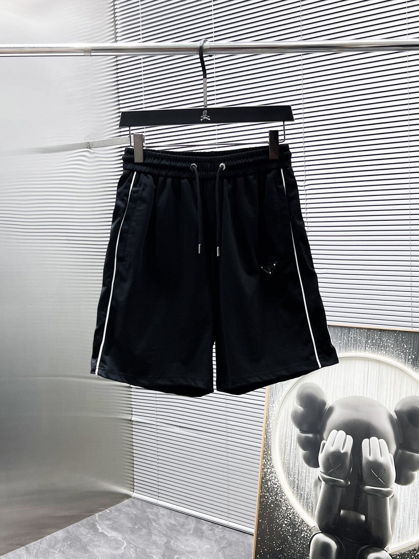 P260  普拉达  Prada  2025ss夏季新款 休闲 短袖 短裤 套装，高端版本！专柜定制面料 透气舒适度高，细节无可挑剔，品牌元素设计理念，体现高品质。手感细腻柔软！呈现休闲裁剪，上身版型超赞！🐯码数：M-3XL