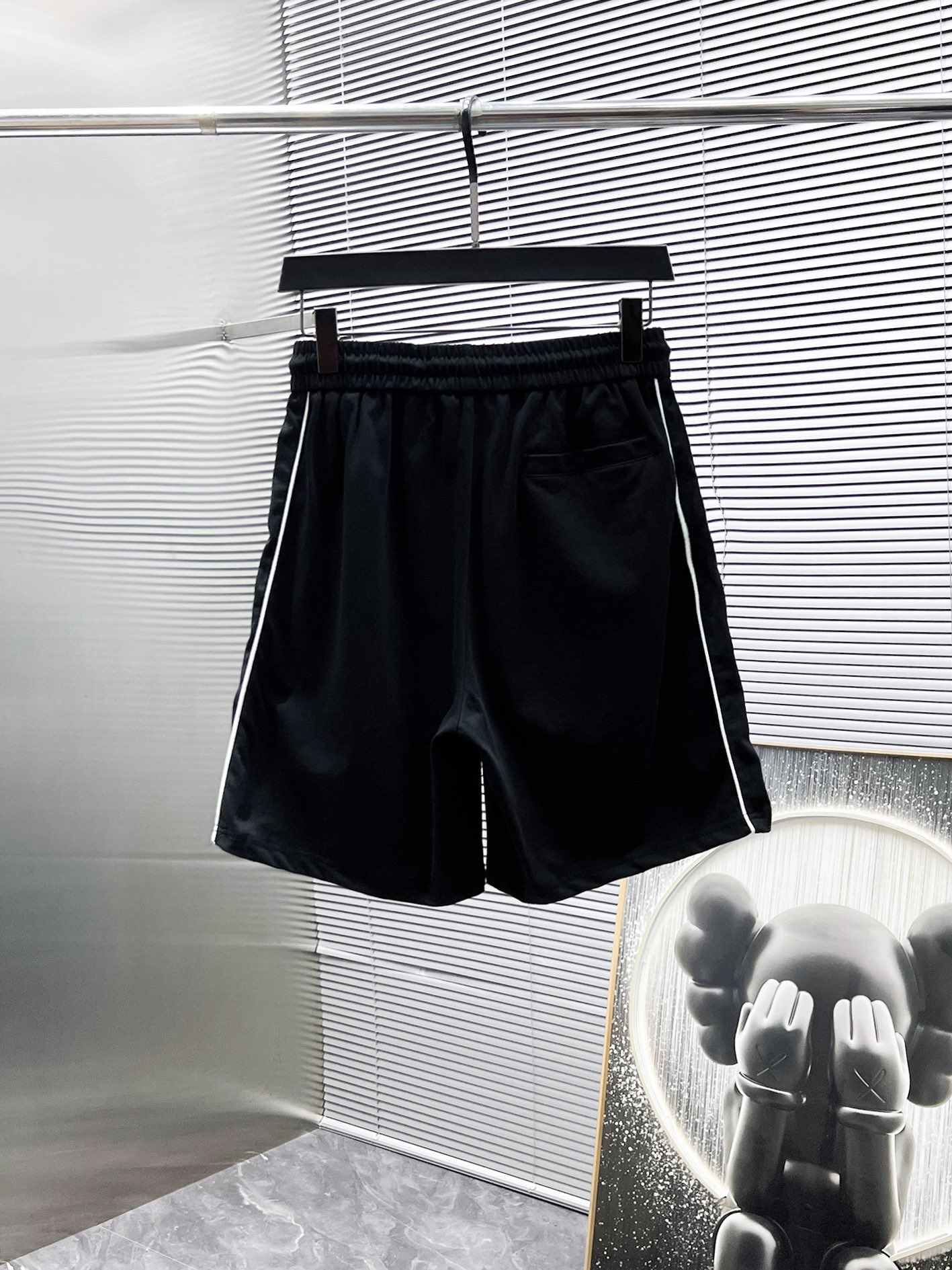 P260  普拉达  Prada  2025ss夏季新款 休闲 短袖 短裤 套装，高端版本！专柜定制面料 透气舒适度高，细节无可挑剔，品牌元素设计理念，体现高品质。手感细腻柔软！呈现休闲裁剪，上身版型超赞！🐯码数：M-3XL