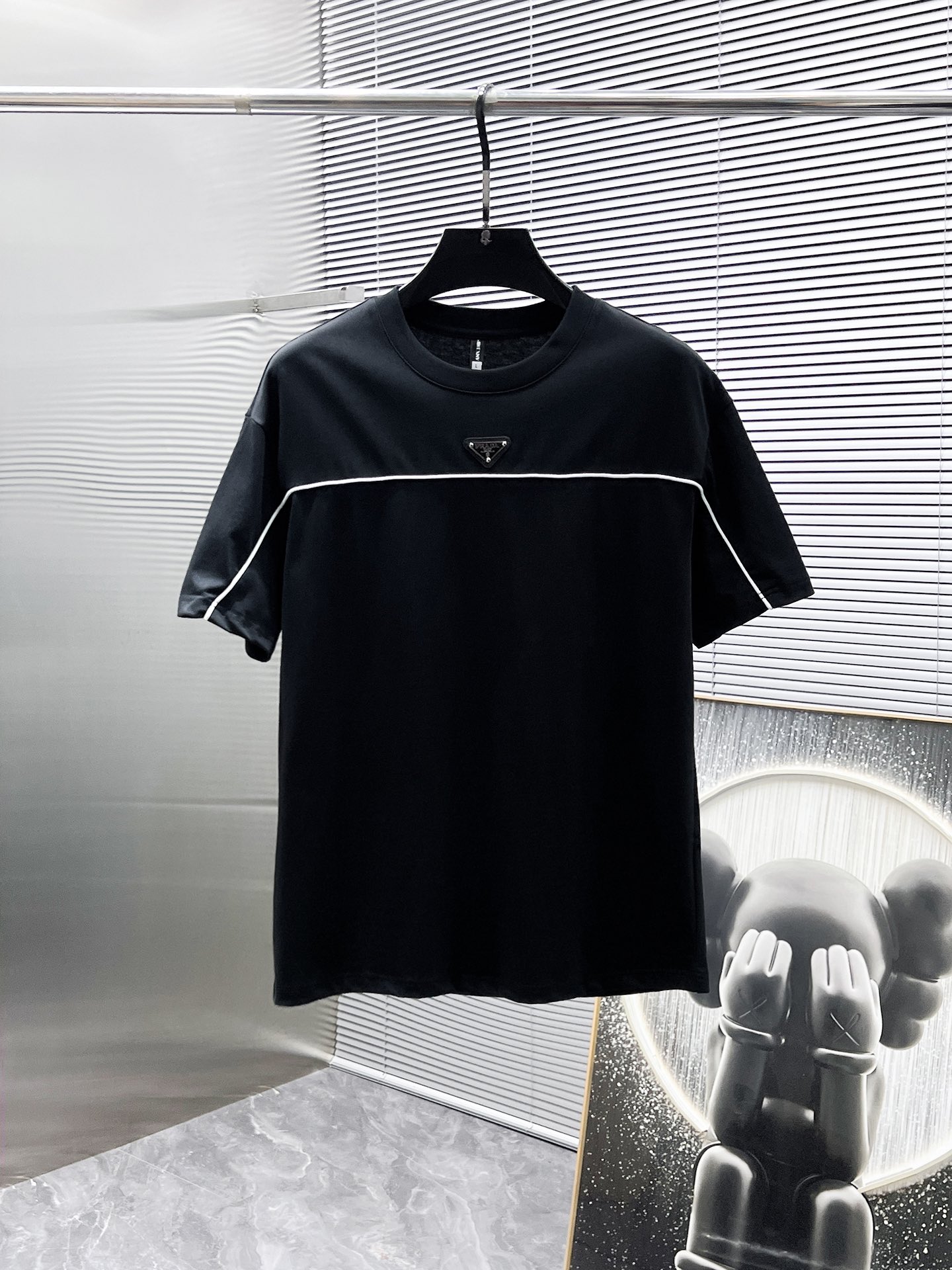 P260  普拉达  Prada  2025ss夏季新款 休闲 短袖 短裤 套装，高端版本！专柜定制面料 透气舒适度高，细节无可挑剔，品牌元素设计理念，体现高品质。手感细腻柔软！呈现休闲裁剪，上身版型超赞！🐯码数：M-3XL