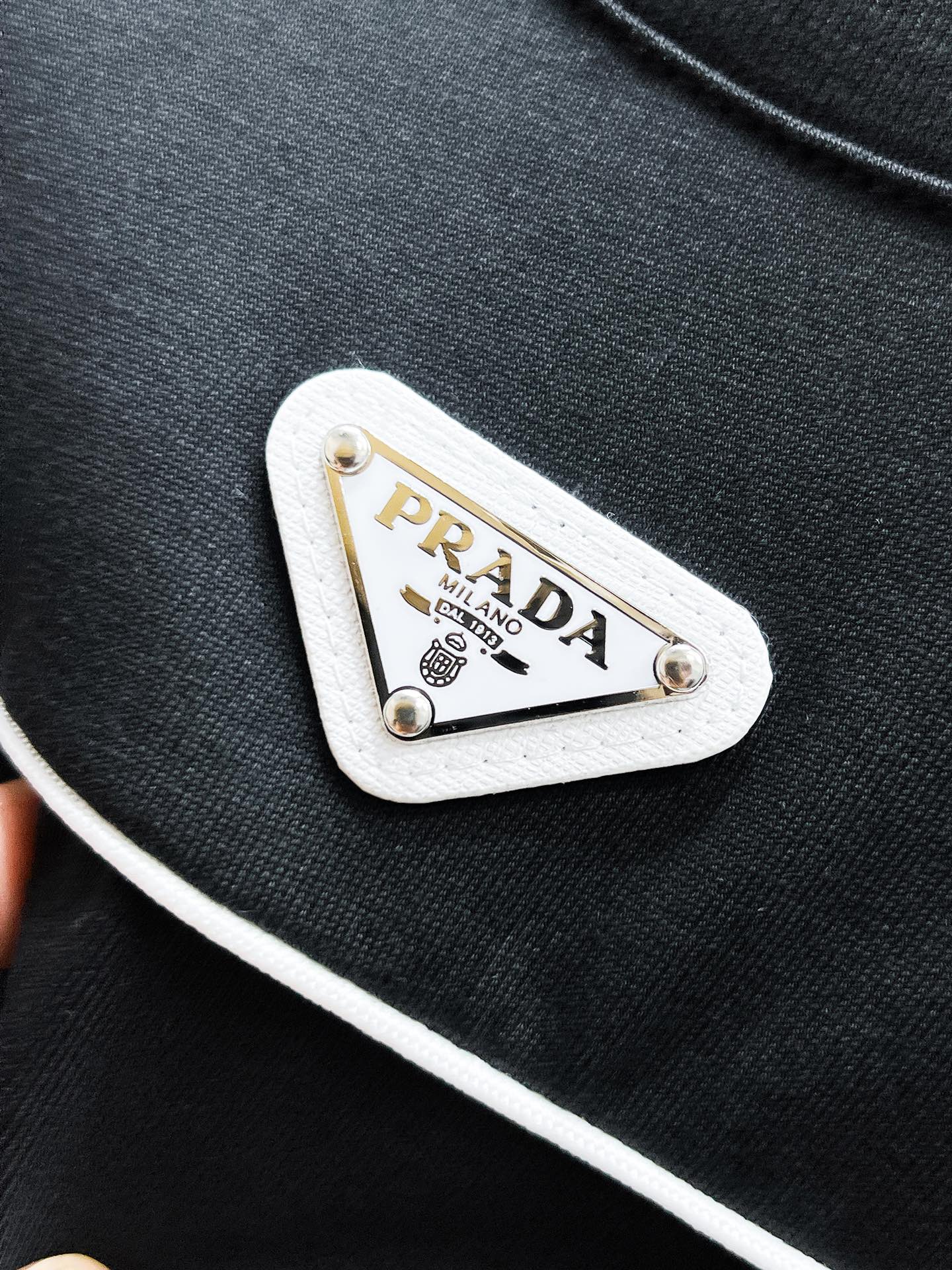 P260  普拉达  Prada  2025ss夏季新款 休闲 短袖 短裤 套装，高端版本！专柜定制面料 透气舒适度高，细节无可挑剔，品牌元素设计理念，体现高品质。手感细腻柔软！呈现休闲裁剪，上身版型超赞！🐯码数：M-3XL