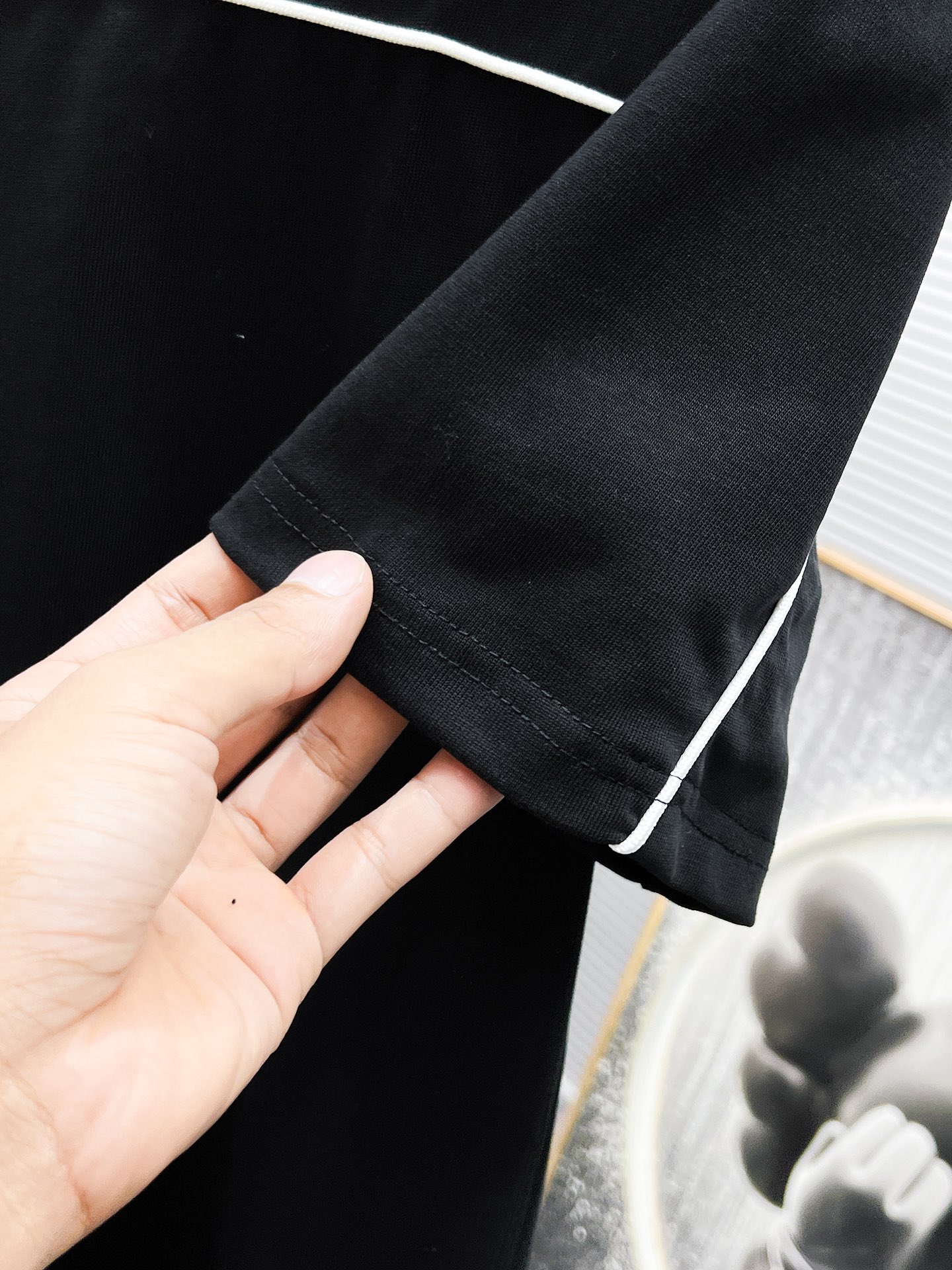 P260  普拉达  Prada  2025ss夏季新款 休闲 短袖 短裤 套装，高端版本！专柜定制面料 透气舒适度高，细节无可挑剔，品牌元素设计理念，体现高品质。手感细腻柔软！呈现休闲裁剪，上身版型超赞！🐯码数：M-3XL