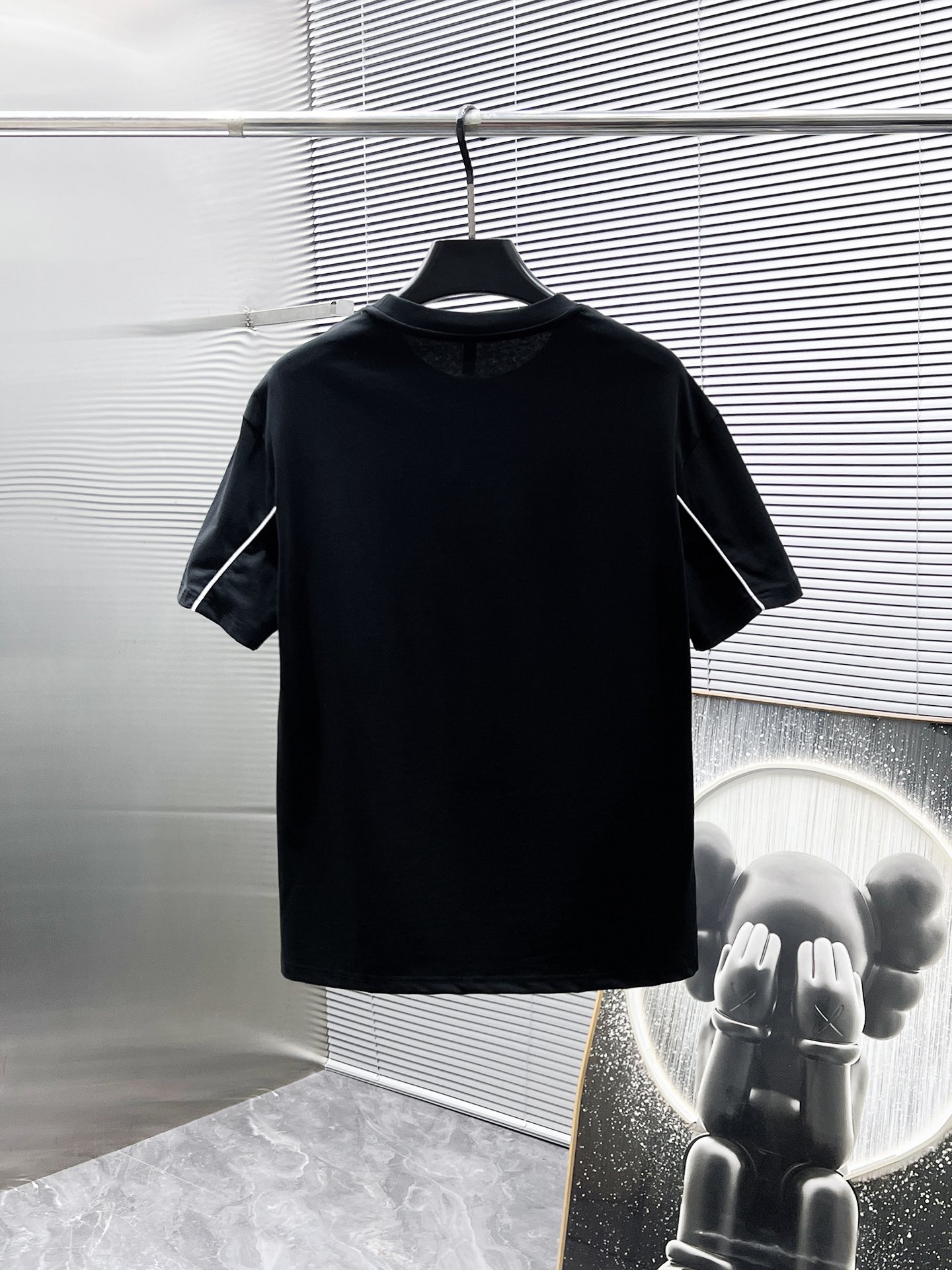 P260  普拉达  Prada  2025ss夏季新款 休闲 短袖 短裤 套装，高端版本！专柜定制面料 透气舒适度高，细节无可挑剔，品牌元素设计理念，体现高品质。手感细腻柔软！呈现休闲裁剪，上身版型超赞！🐯码数：M-3XL
