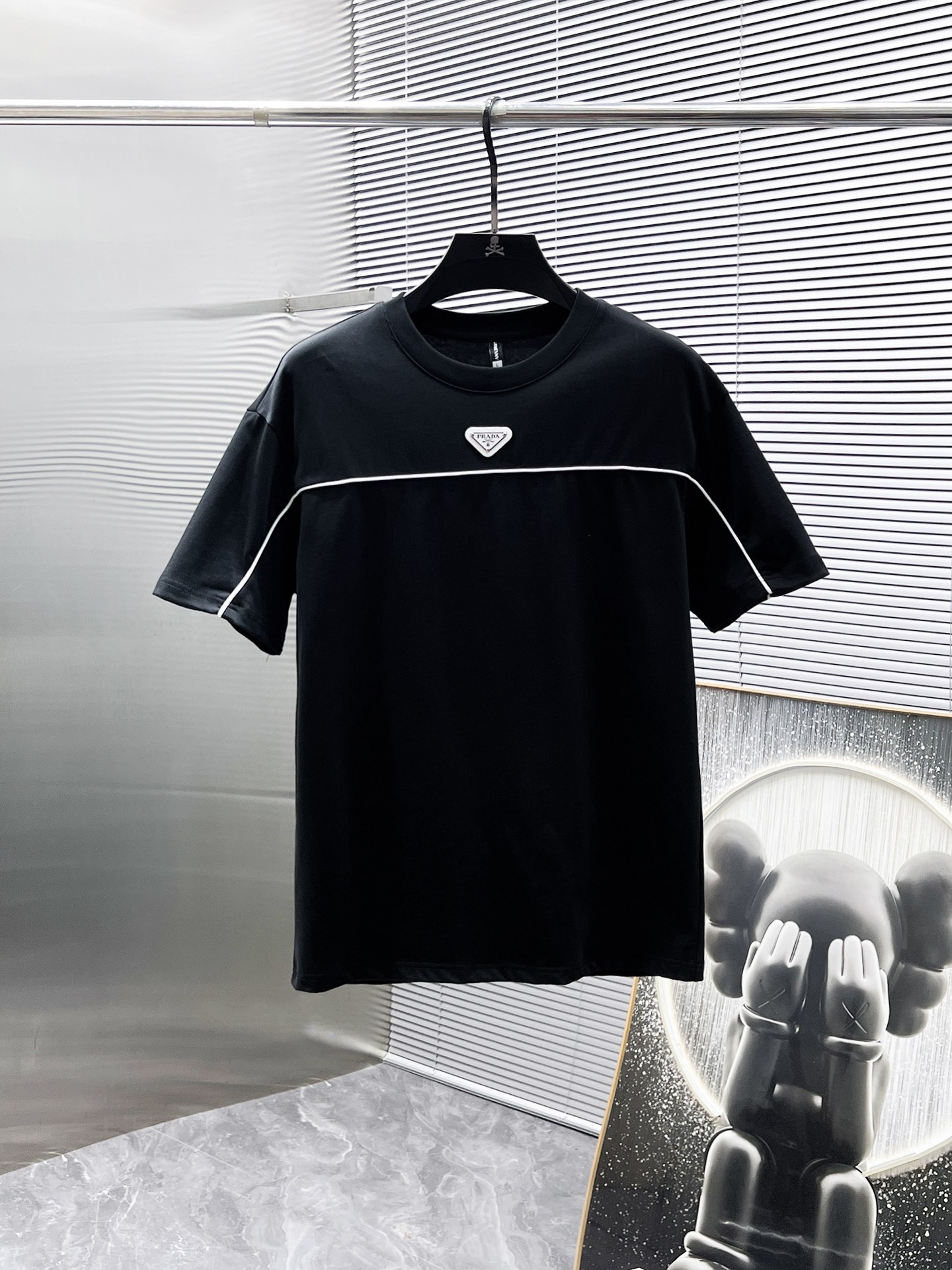 P260  普拉达  Prada  2025ss夏季新款 休闲 短袖 短裤 套装，高端版本！专柜定制面料 透气舒适度高，细节无可挑剔，品牌元素设计理念，体现高品质。手感细腻柔软！呈现休闲裁剪，上身版型超赞！🐯码数：M-3XL