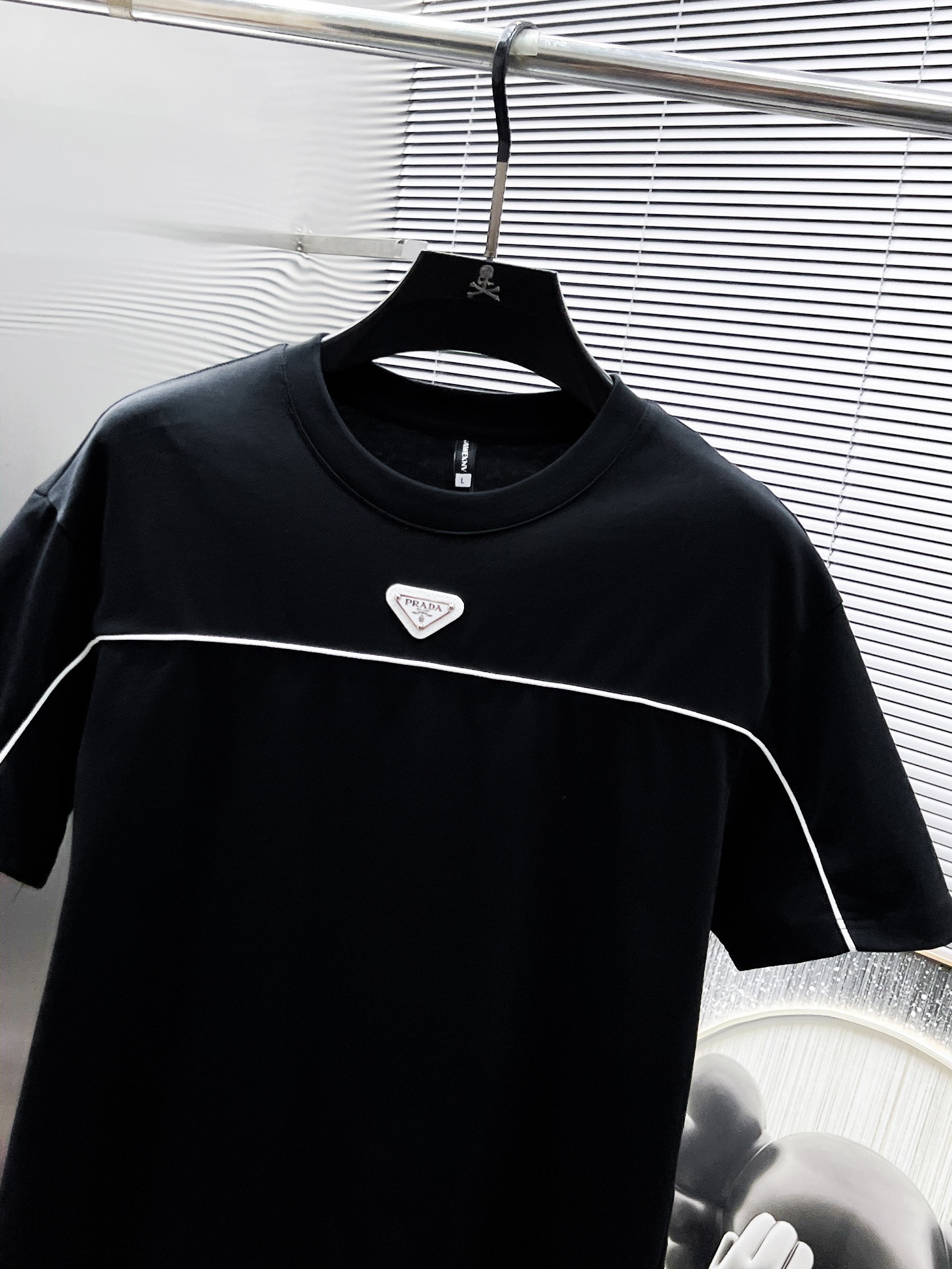 P260  普拉达  Prada  2025ss夏季新款 休闲 短袖 短裤 套装，高端版本！专柜定制面料 透气舒适度高，细节无可挑剔，品牌元素设计理念，体现高品质。手感细腻柔软！呈现休闲裁剪，上身版型超赞！🐯码数：M-3XL