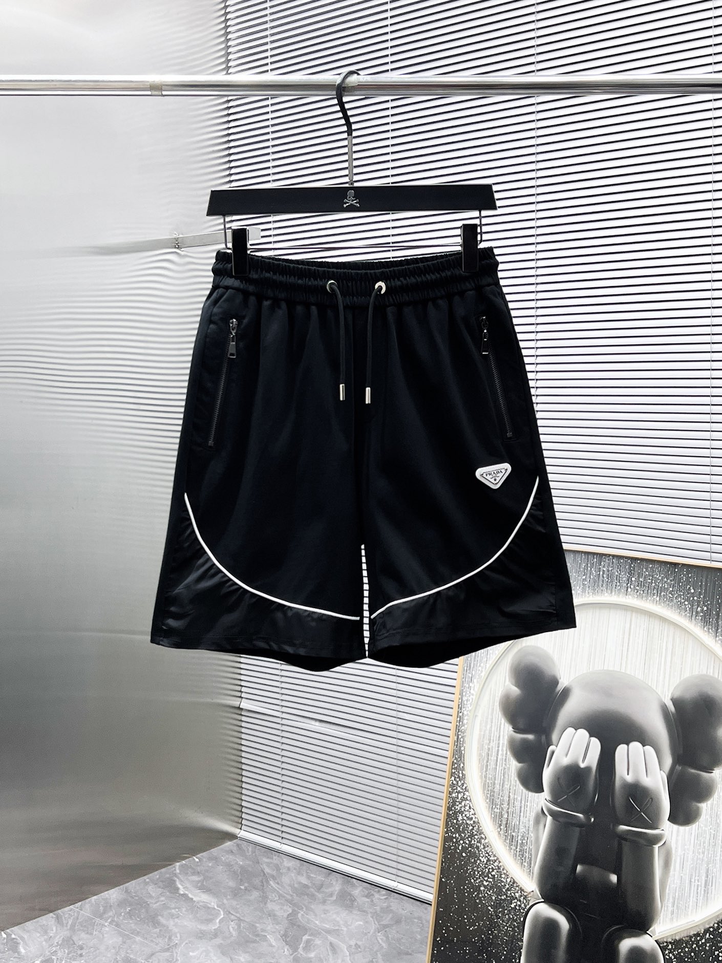 P260  普拉达  Prada  2025ss夏季新款 休闲 短袖 短裤 套装，高端版本！专柜定制面料 透气舒适度高，细节无可挑剔，品牌元素设计理念，体现高品质。手感细腻柔软！呈现休闲裁剪，上身版型超赞！🐯码数：M-3XL